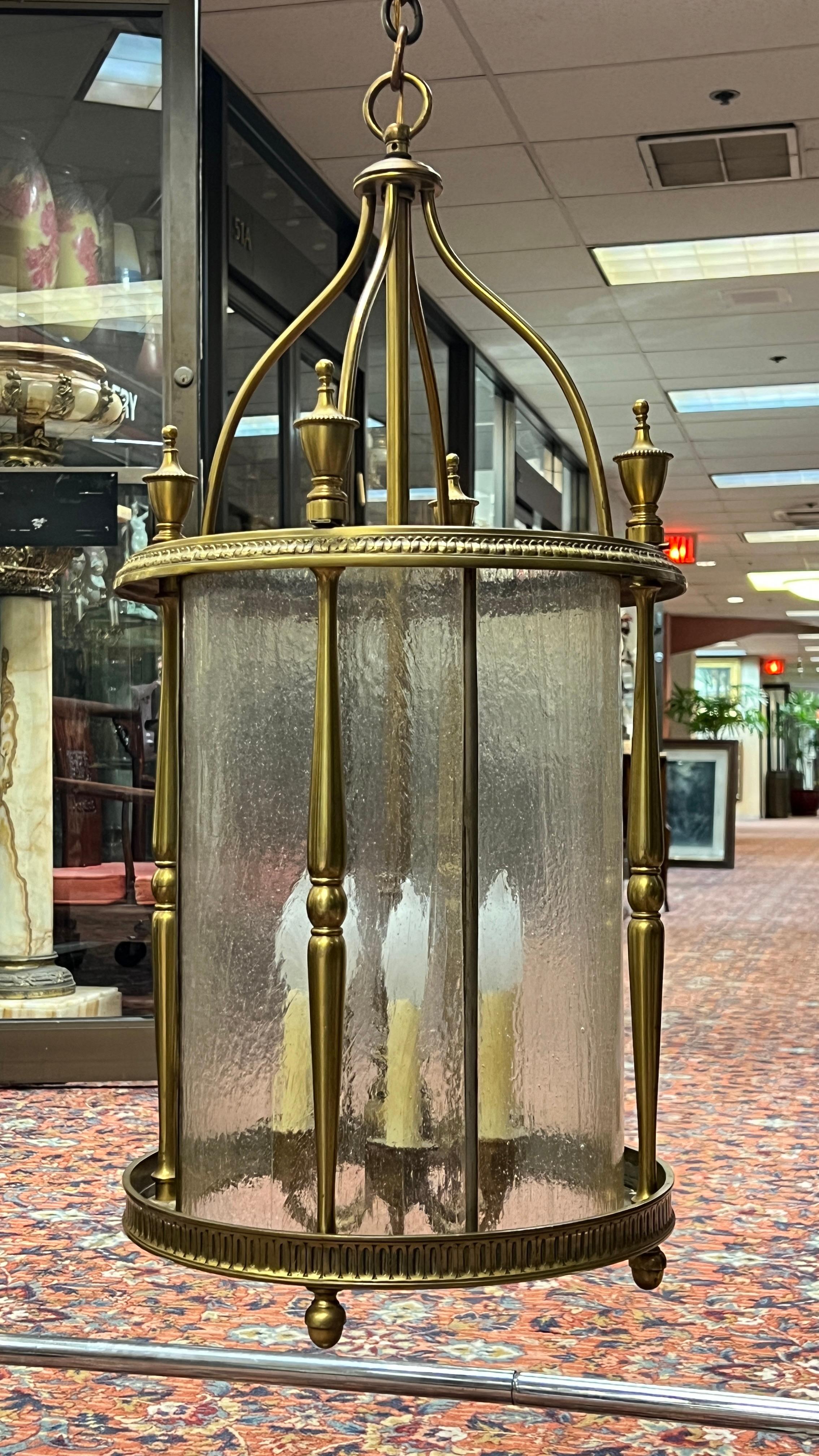 Großer Vintage-Kronleuchter aus Messing im englischen georgianischen Regency-Stil (oder amerikanischen Federal-Stil) mit einem Durchmesser von 15 Zoll und einer Höhe von 32 Zoll, mit sechs verdrahteten Steckdosen und Milchglasscheiben sowie einer