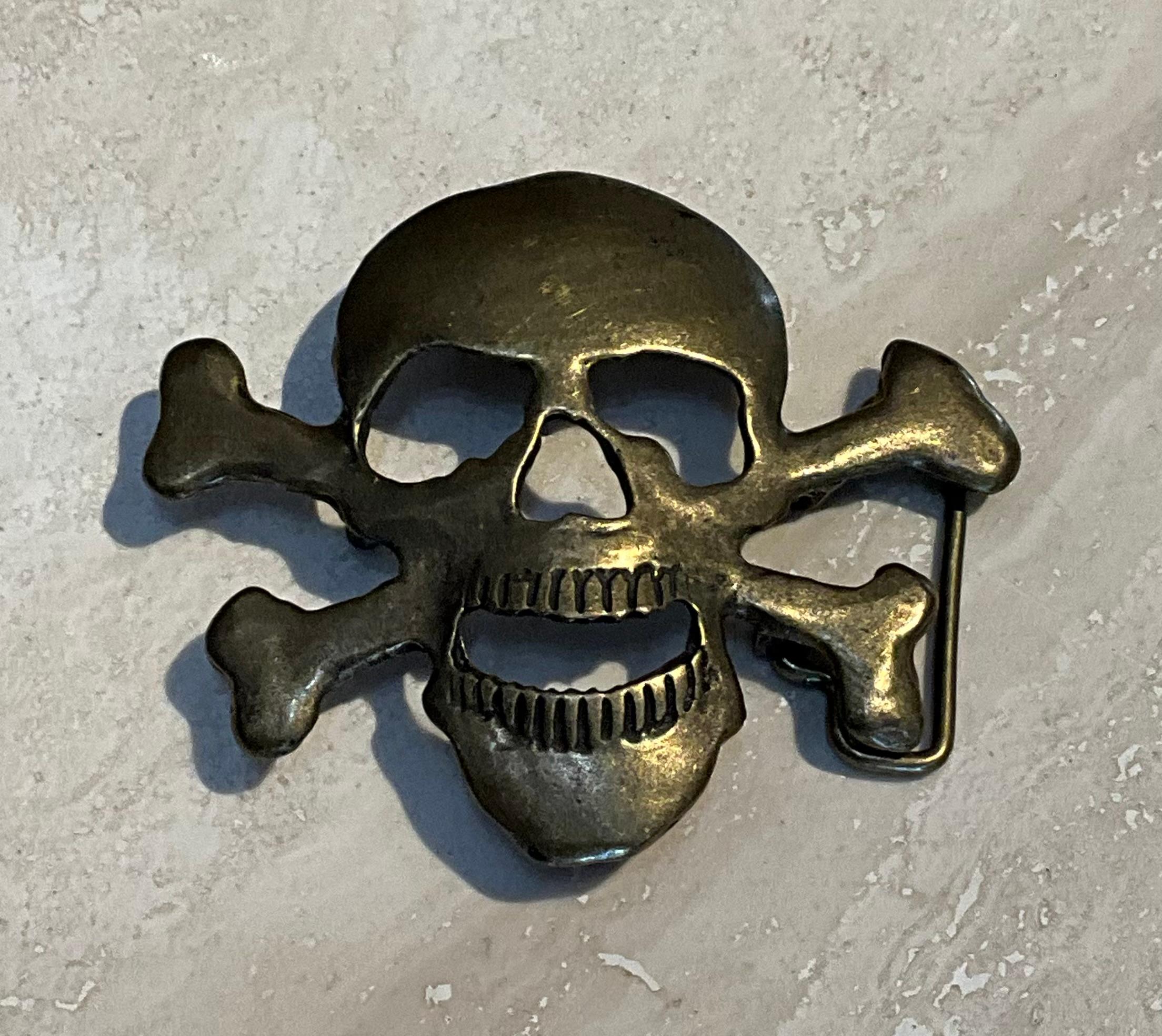 Vintage Messing Totenkopf Gürtelschnalle (Schwarz) im Angebot