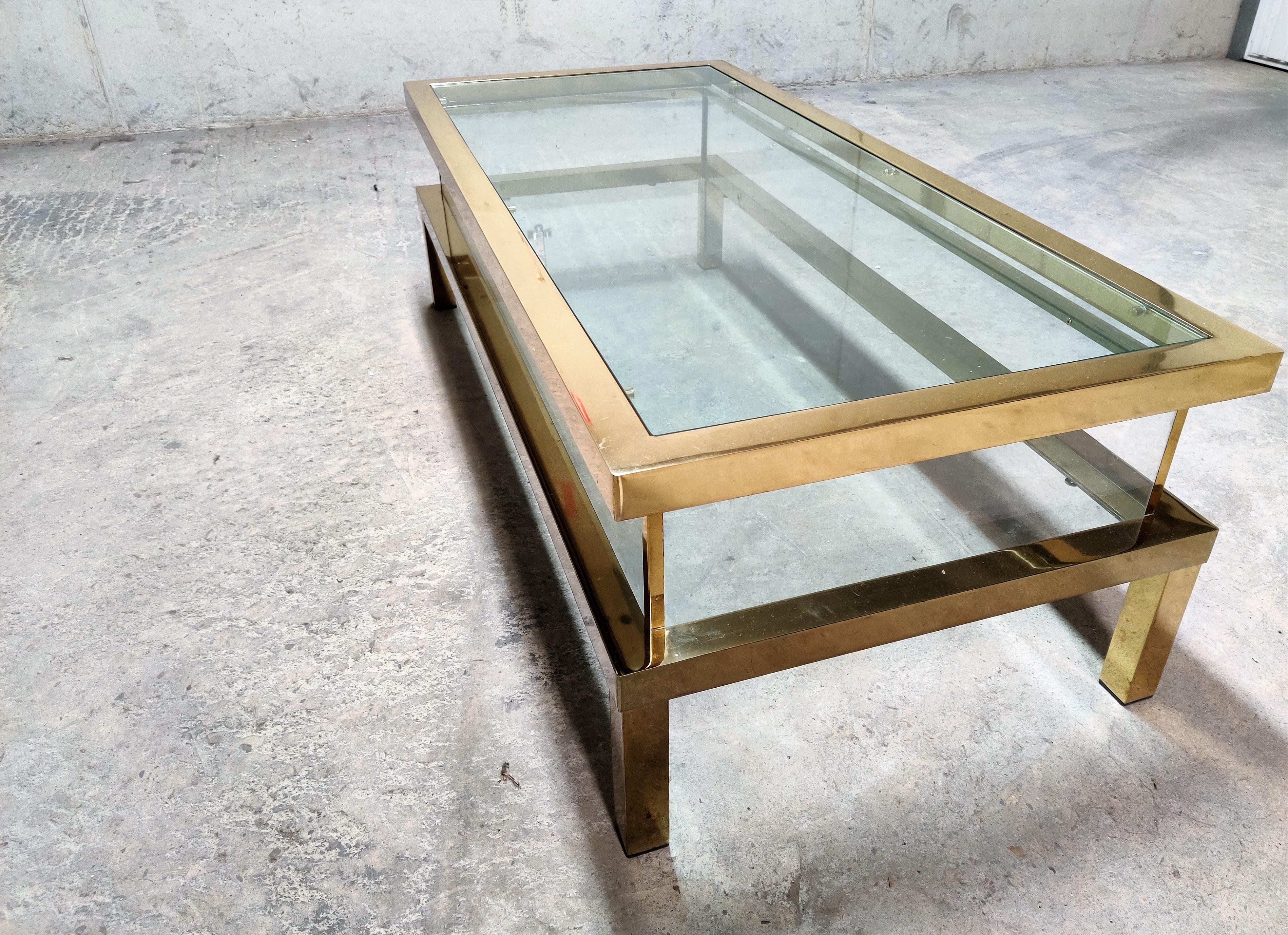 Brass sliding top coffee table.

This luxurious coffee table is ideal to store magazines or display small curio.

Very good condition.

1970s, Belgium

Measures: Height 40cm/15.50