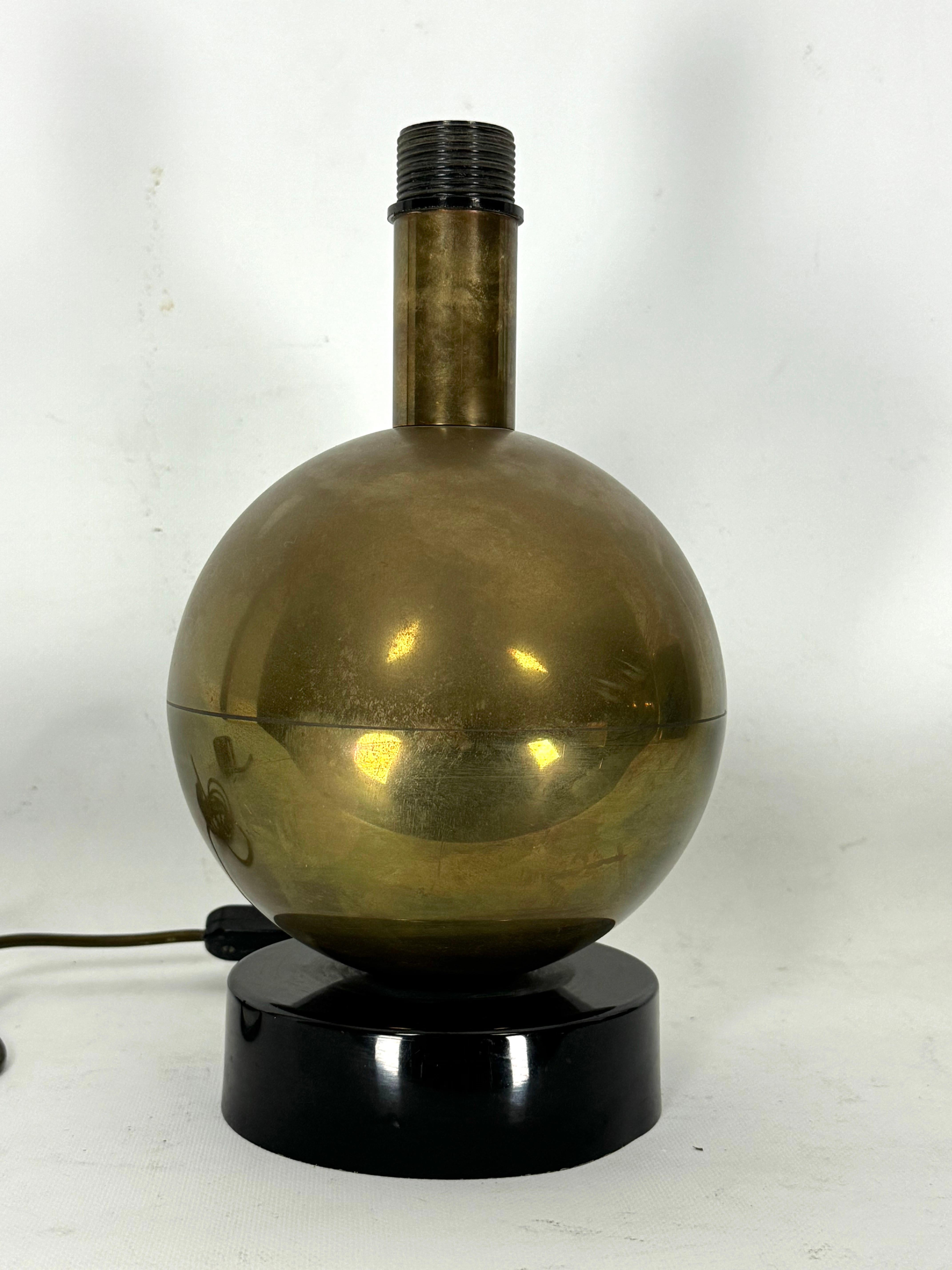 Vintage Brass sphere table lamp. Italy 1970s For Sale 5
