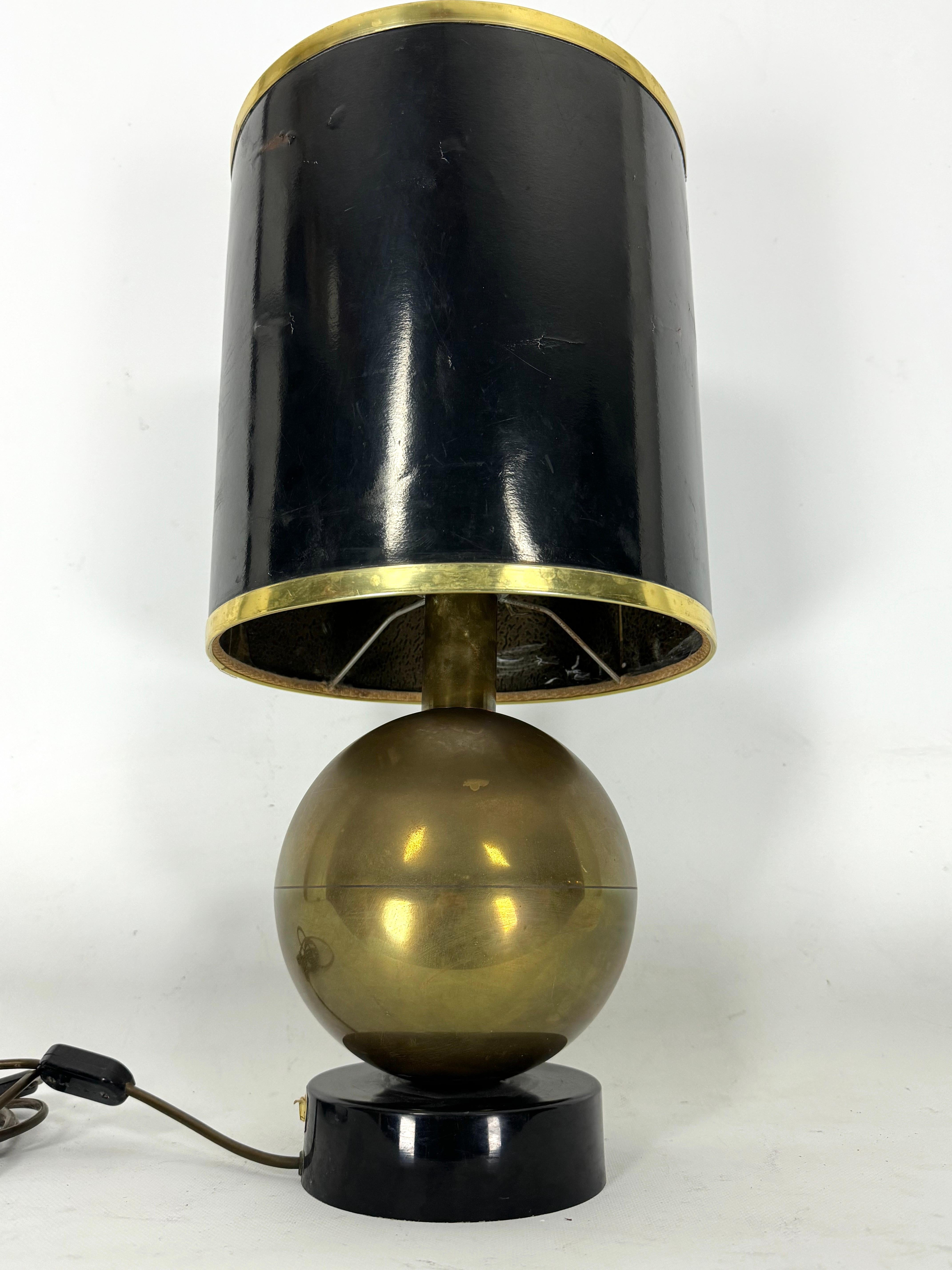 Mid-Century Modern Lampe de table sphérique en laiton. Italie 1970 en vente