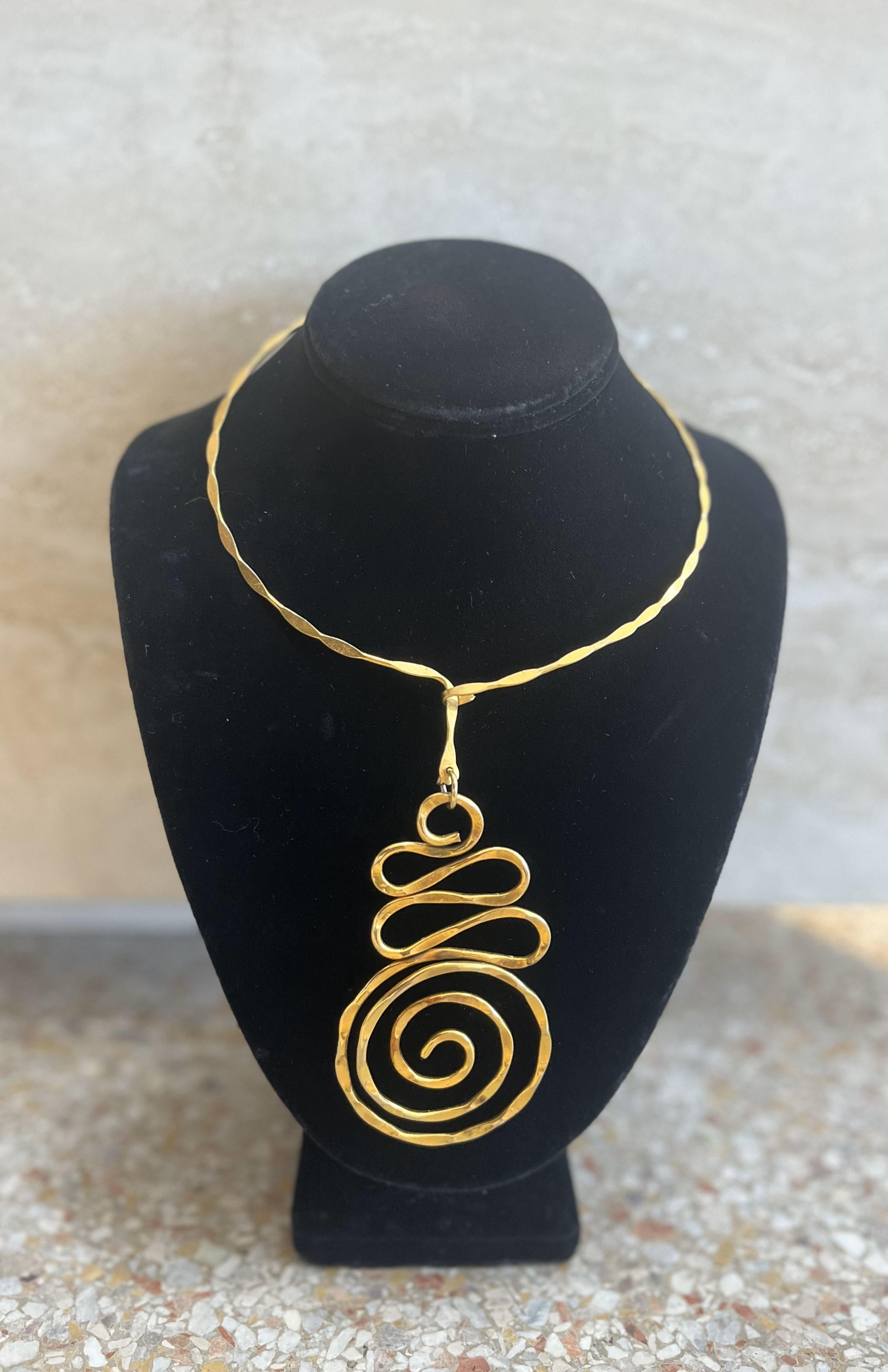 Questa collana a spirale in ottone vintage è un gioiello di grande effetto che unisce un design audace a un'eleganza senza tempo.

La collana è realizzata in ottone, un metallo noto per la sua calda tonalità dorata che matura con l'età, sviluppando