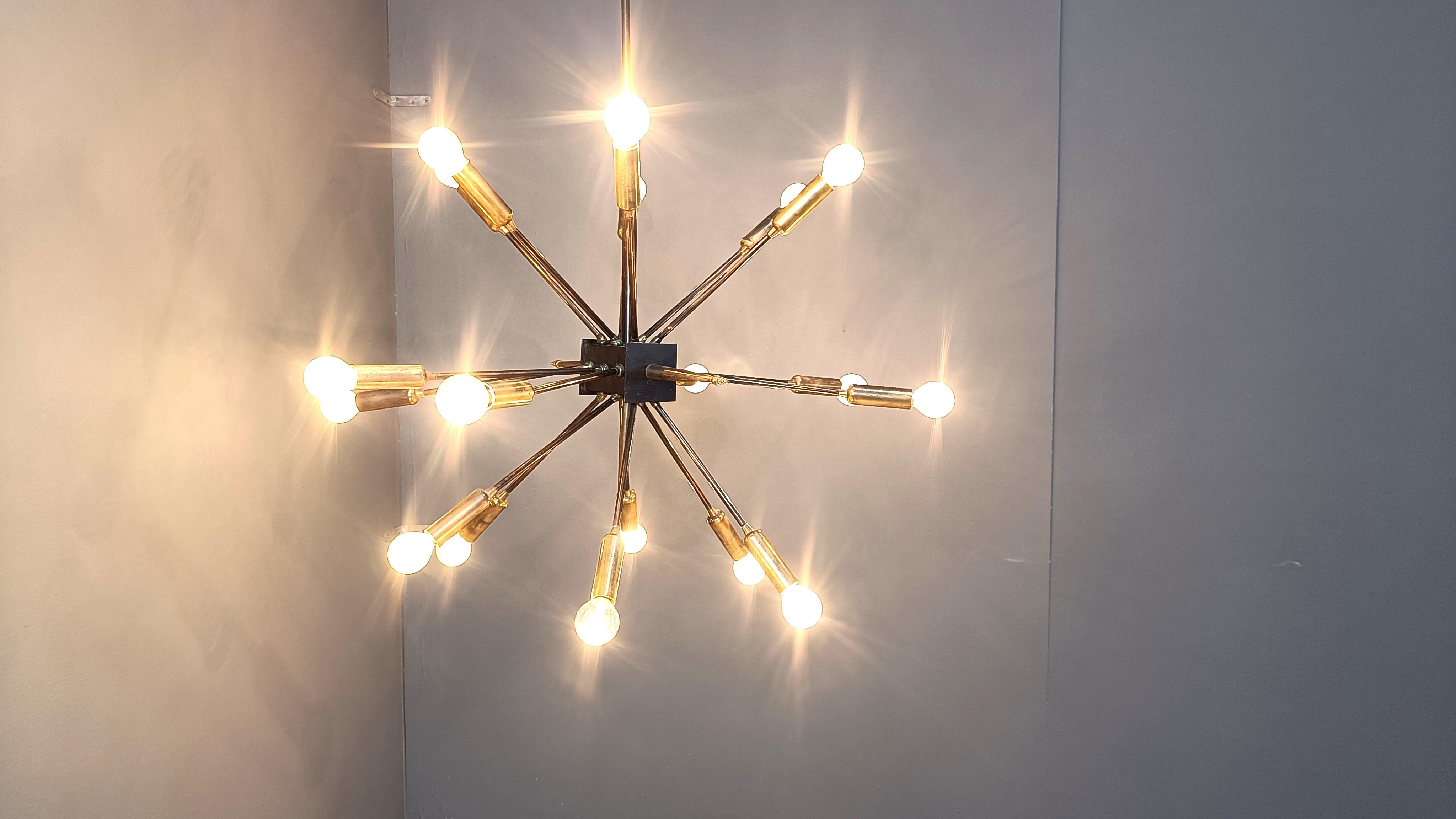 Vintage brass sputnik chandelier, 1970s In Good Condition For Sale In Leuven, Vlaams Gewest