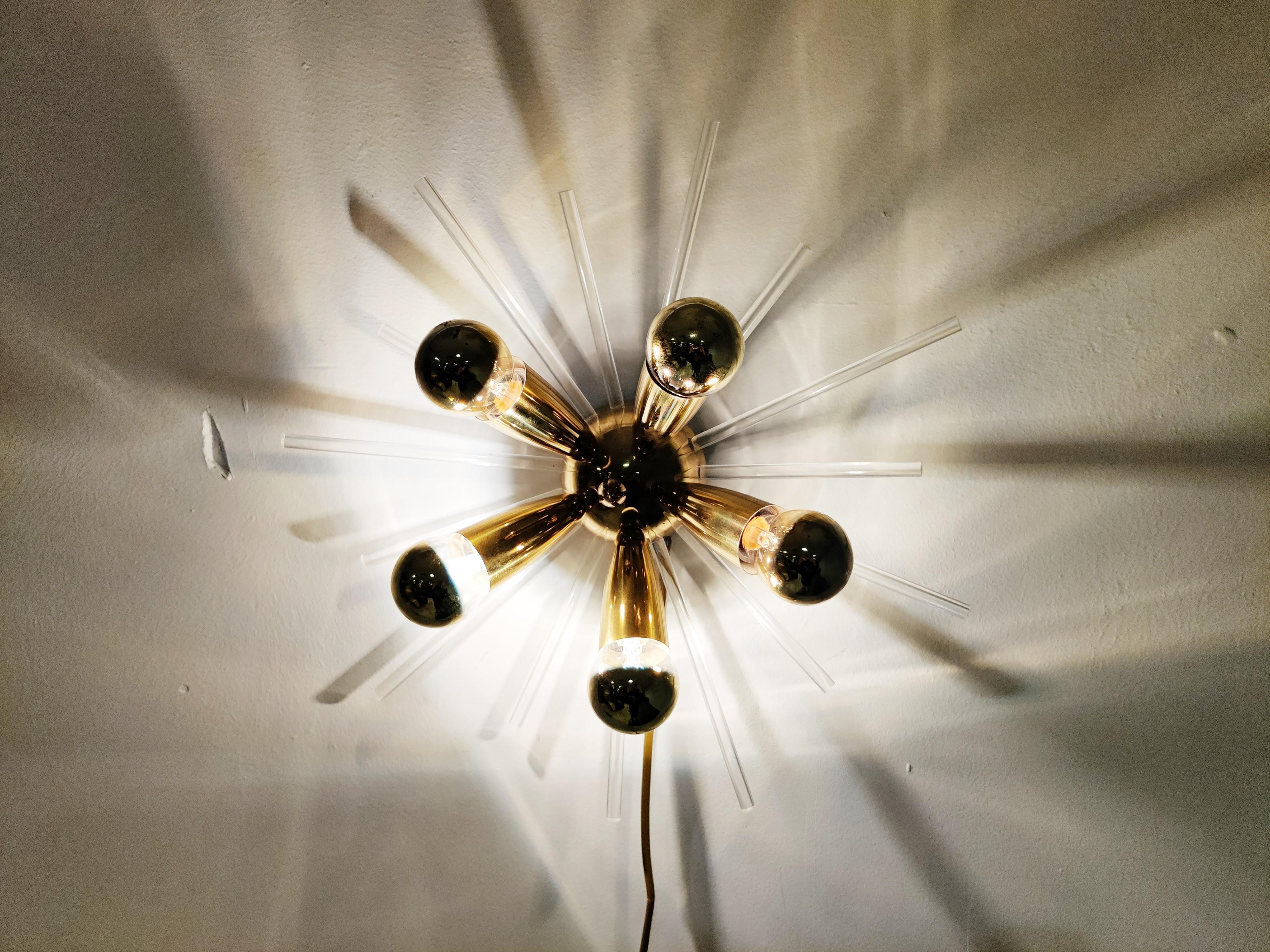 Brass and lucite sputnik wall lamp.

The lamp creates a lovely light effect.

Tested and ready for use. To be used with regular E14 light bulbs.

The wall lamp is in good condition.

1970s - Belgium

Measures: Height: 10cm/3.93