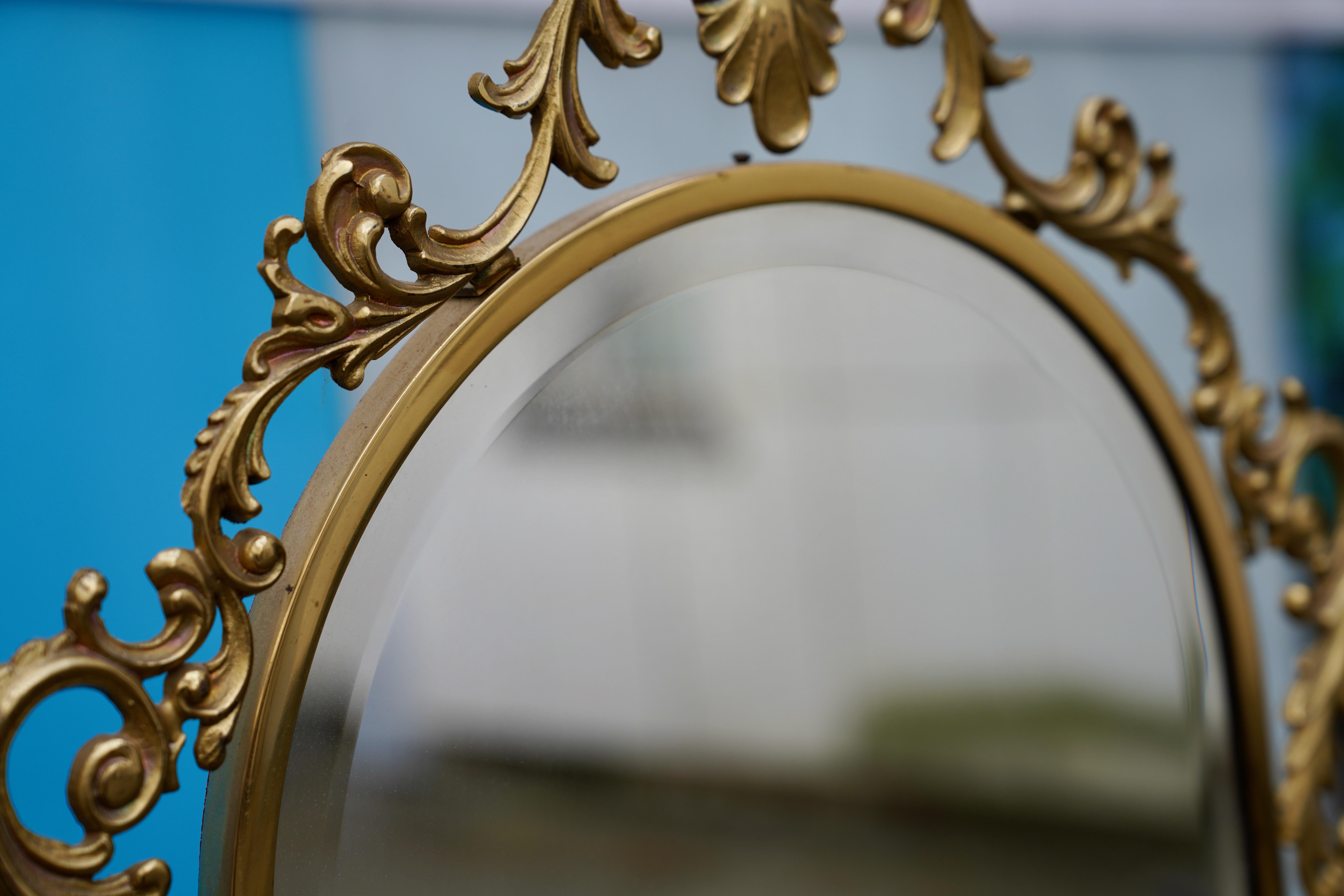 Vintage Brass Standing Floor Mirror with faceted Glass and Ornate Decorations In Good Condition For Sale In Berlin, DE