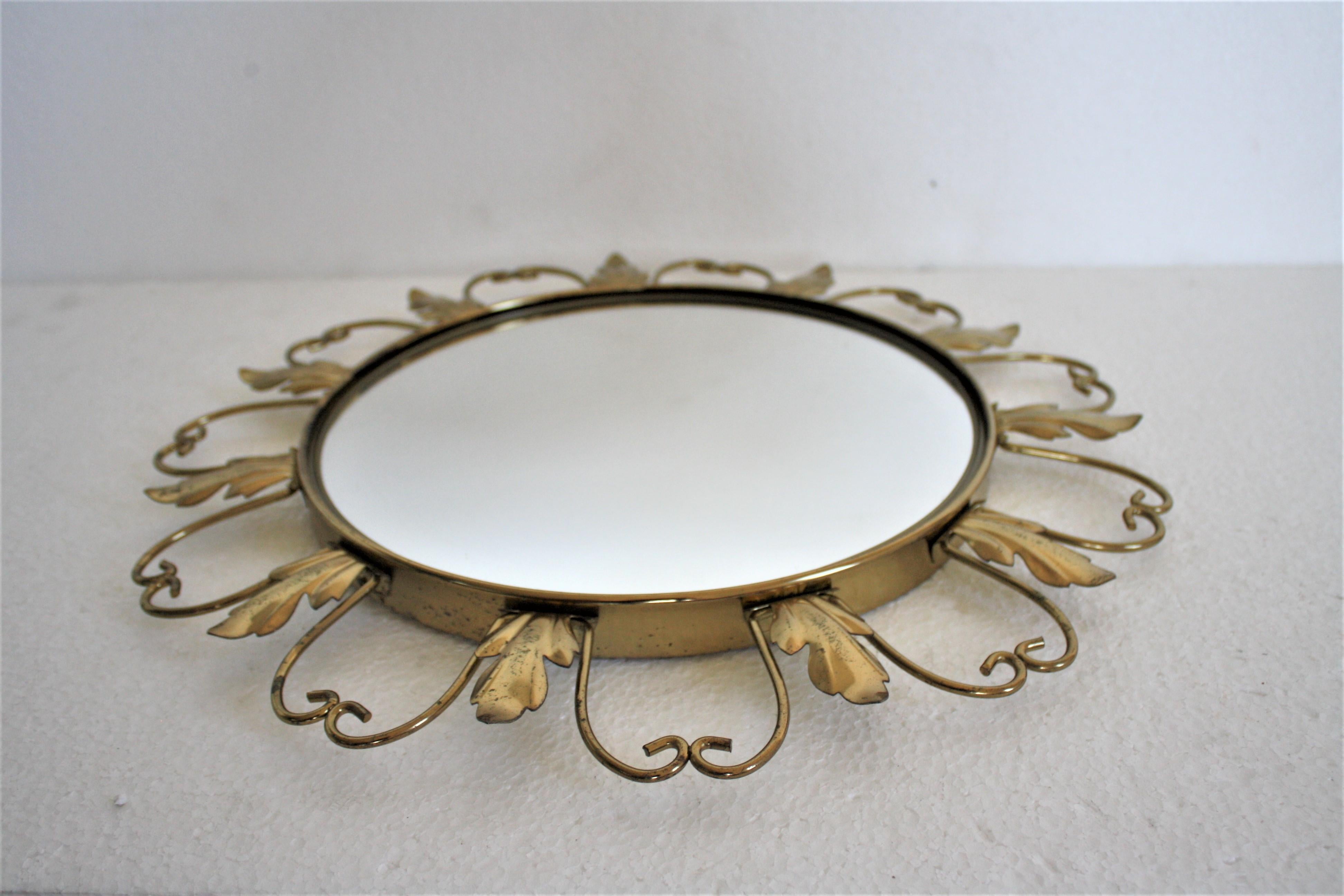 Midcentury brass sunburst or flower mirror with convex glass.

This mirror fits in most interiors and is a perfect add-on for a Regency style interior.

The mirror is made from patinated brass.

Good condition.

France - 1960s

Diameter: