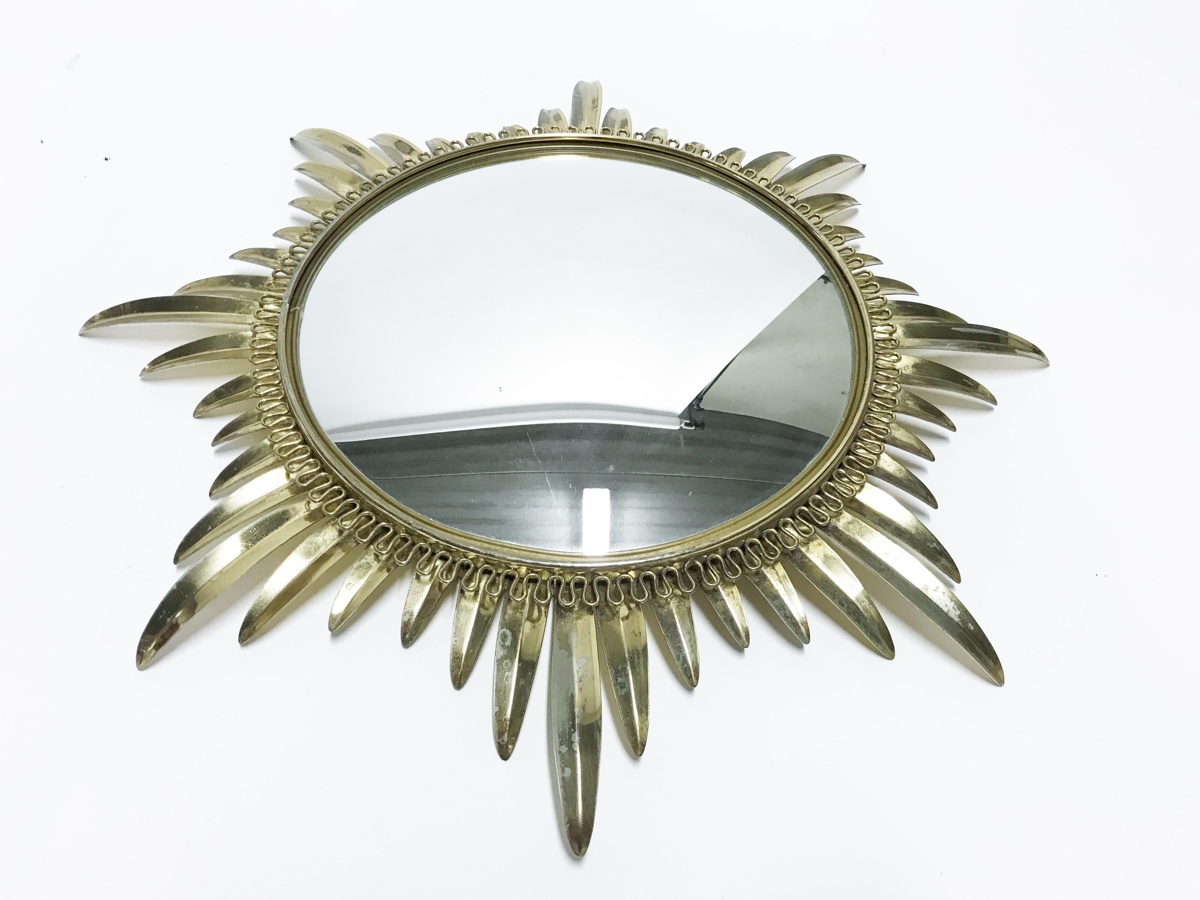 Brass convex sunburst mirror with uneven sunrays.

The golden mirror is in a very good condition with a beautiful patina.

Great as a single piece or to add to a collection to fill the wall!

1960s, France

Pristine