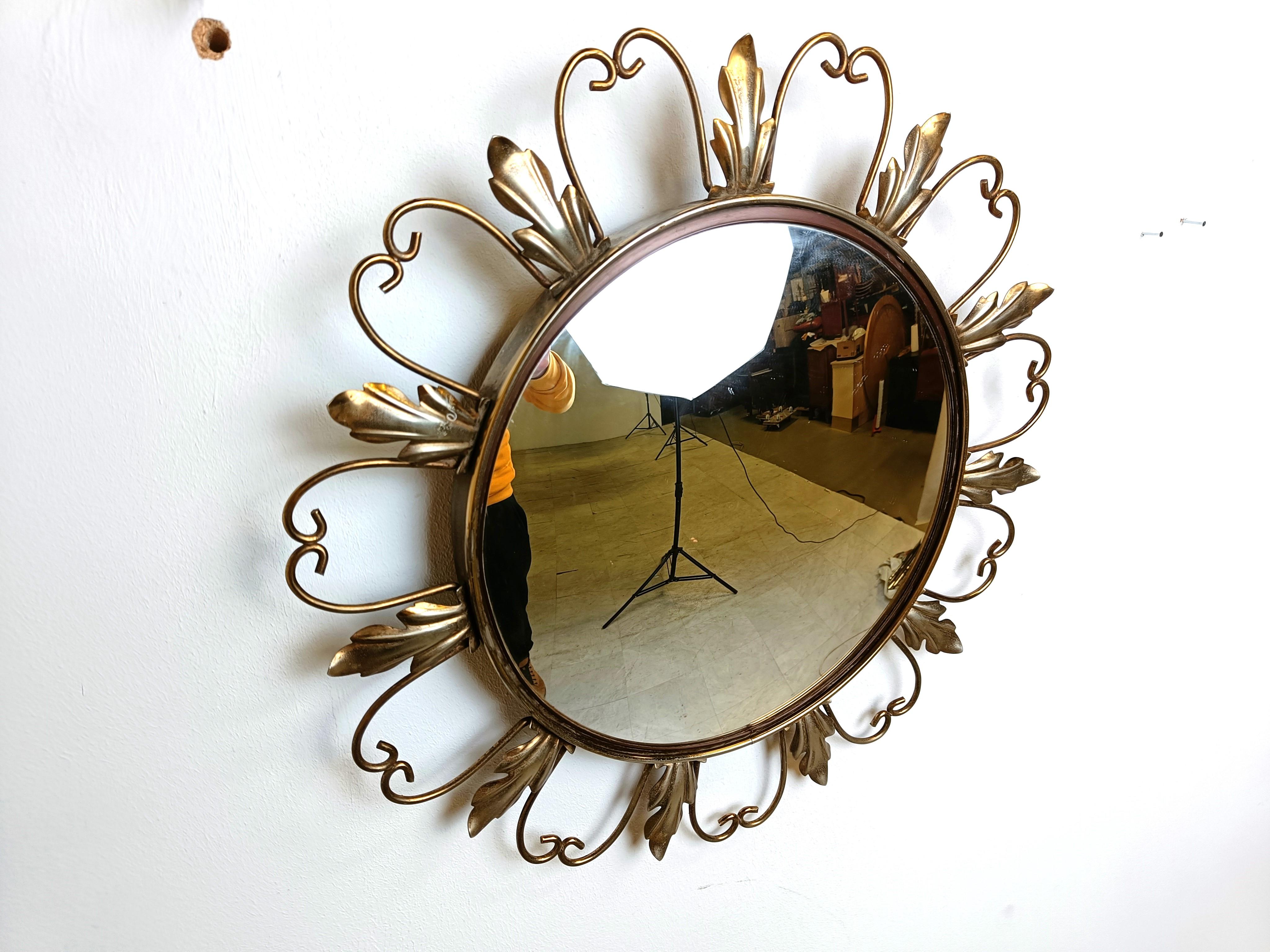 
Specchio a fiore o a raggiera in ottone della metà del secolo con vetro convesso.

Questo specchio si adatta alla maggior parte degli interni ed è un complemento perfetto per gli interni in stile regency.

Lo specchio è realizzato in ottone