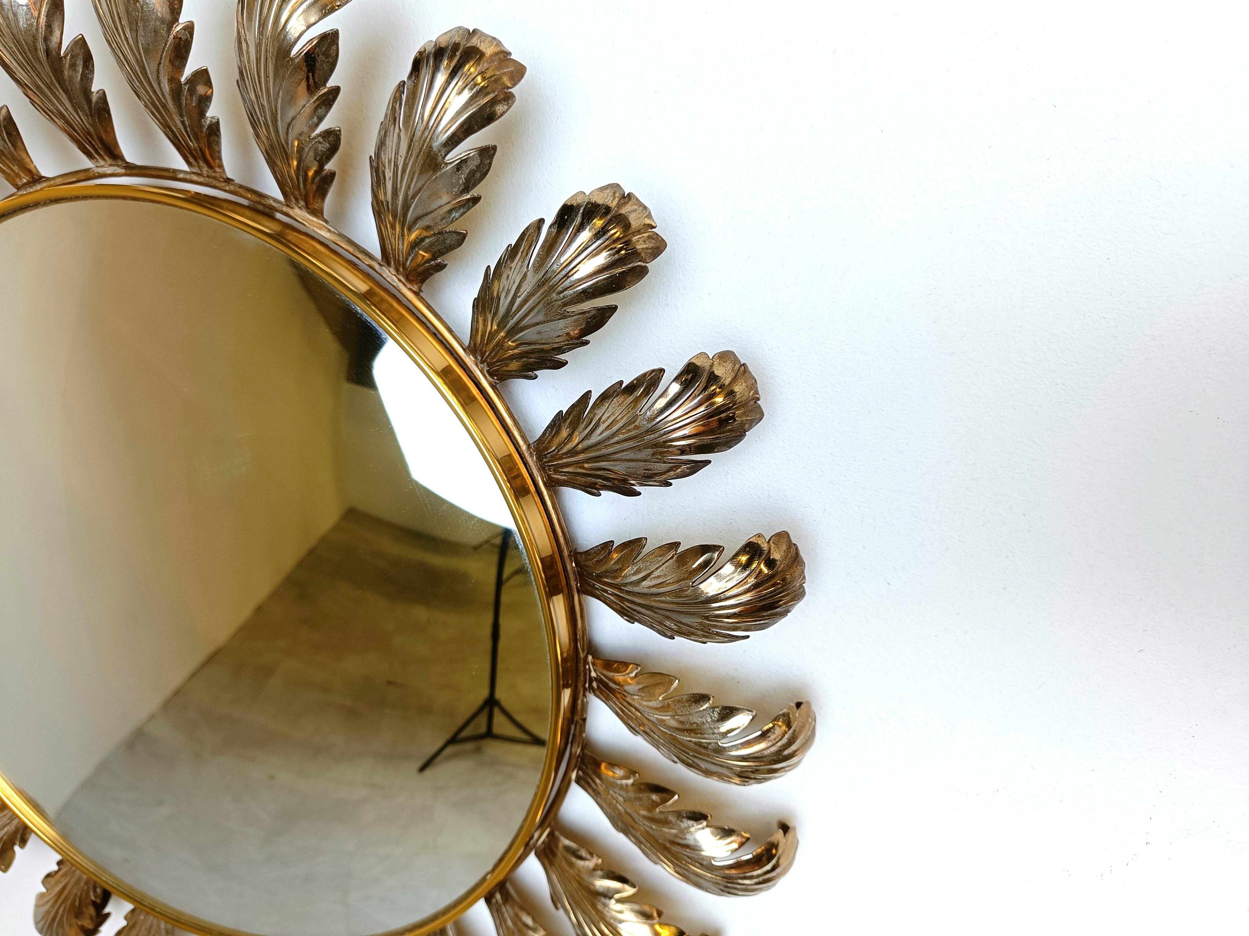 Specchio a raggiera in ottone della metà del secolo con vetro convesso.

Questo specchio si adatta alla maggior parte degli interni ed è un complemento perfetto per gli interni in stile regency.

Lo specchio è realizzato in metallo dorato.

Presenta