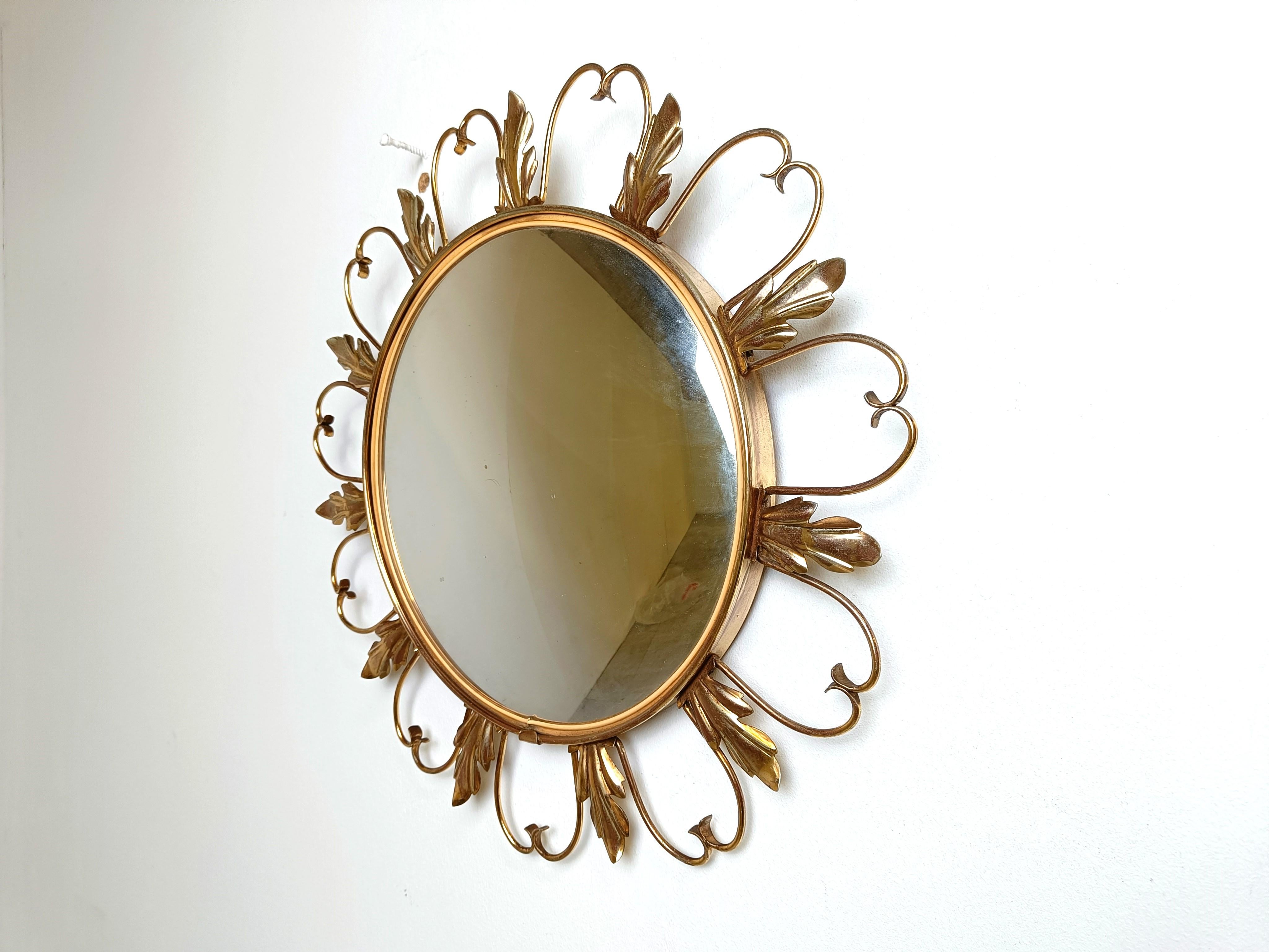 Specchio vintage in ottone a raggiera anni '1960 in vendita 1