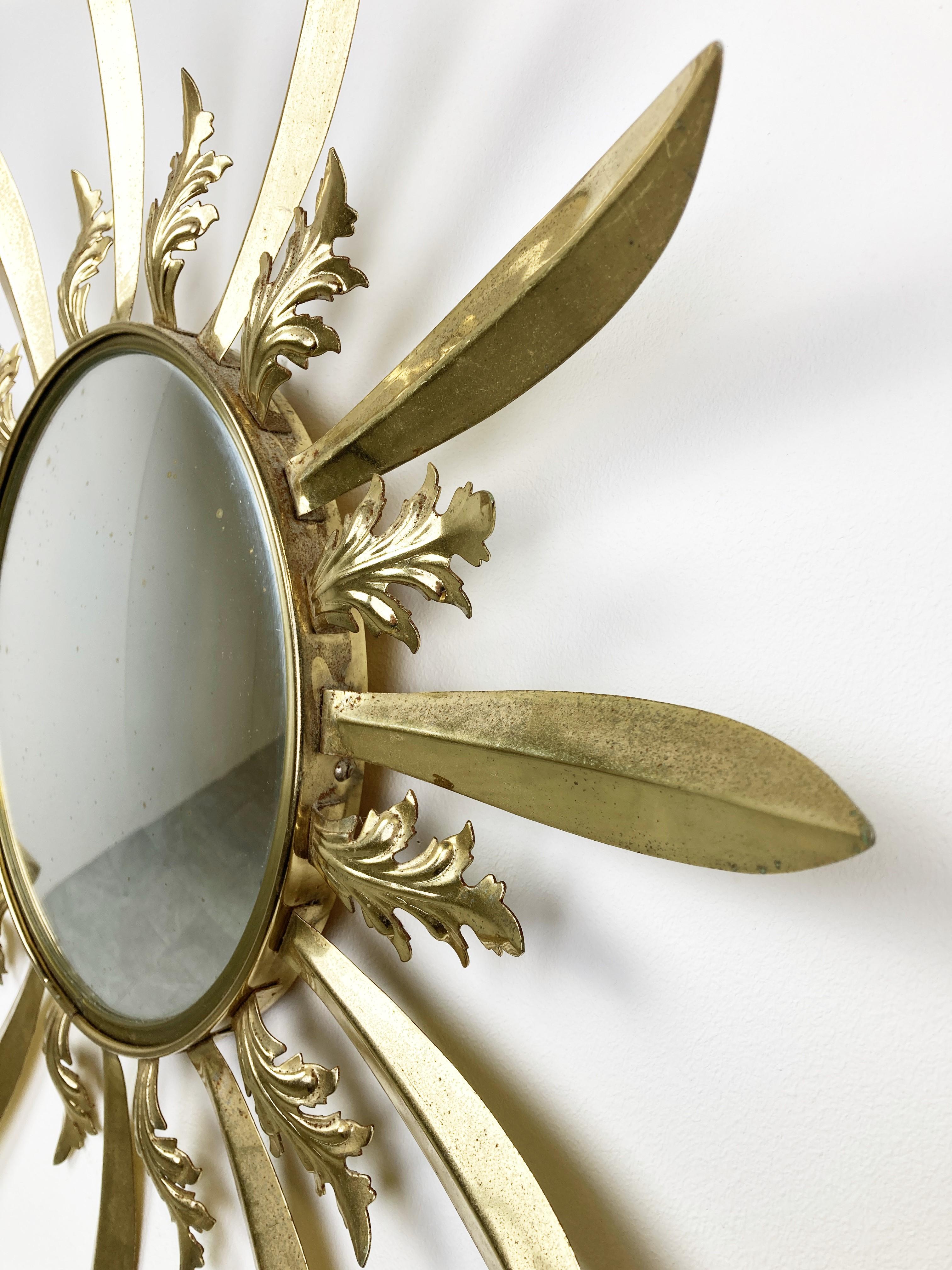 Sonnenschliff- oder Blumenspiegel aus der Mitte des Jahrhunderts aus Messing mit konvexem Glas.

Dieser Spiegel passt in die meisten Innenräume und ist eine perfekte Ergänzung für eine Einrichtung im Regency-Stil.

Der Spiegel ist aus Messing