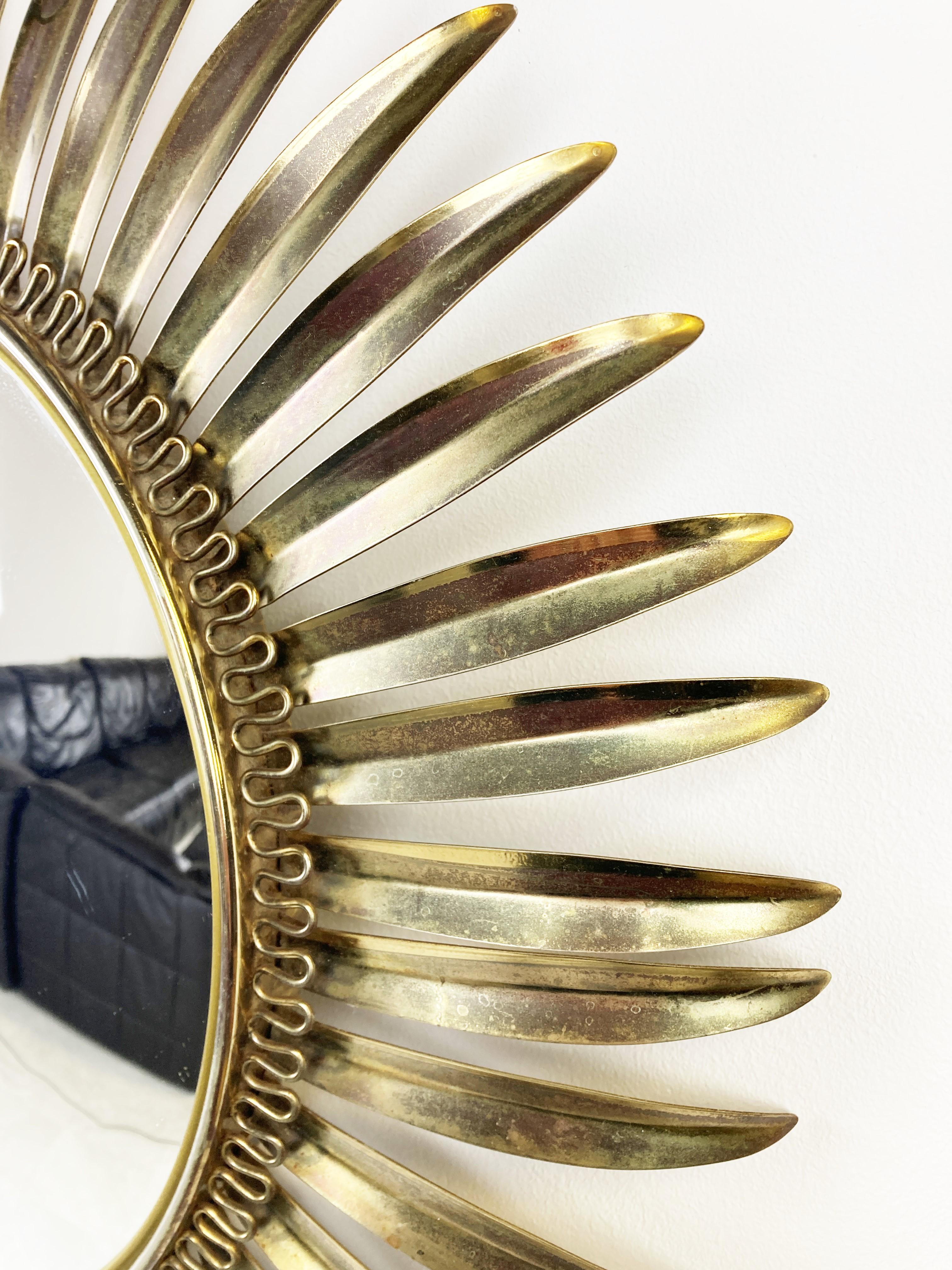 Midcentury brass sunburst or flower mirror with convex glass.

This mirror fits in most interiors and is a perfect add-on for a regency style interior.

The mirror is made from brass.

Good condition.

France - 1970s

Diameter: