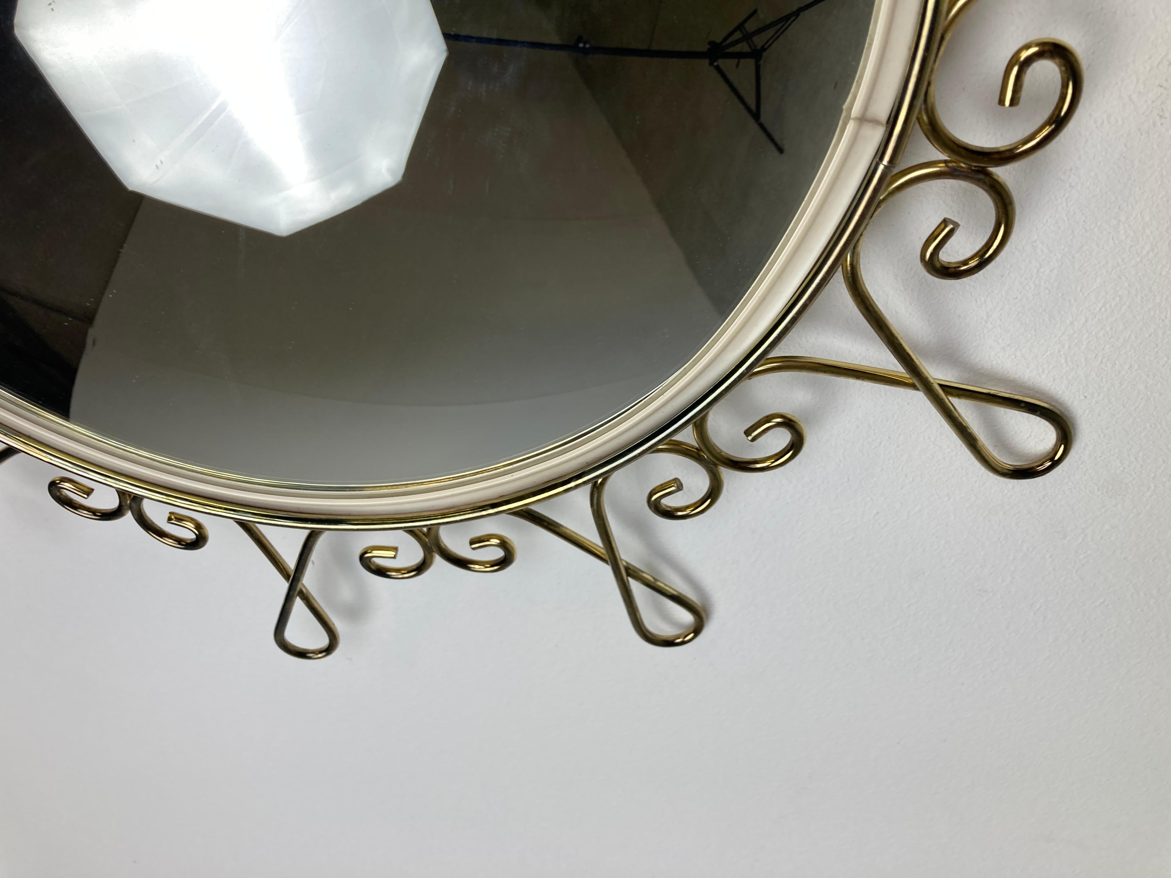 Sonnenschliff- oder Blumenspiegel aus der Mitte des Jahrhunderts aus Messing mit konvexem Glas.

Dieser Spiegel passt in die meisten Innenräume und ist eine perfekte Ergänzung für eine Einrichtung im Regency-Stil.

Der Spiegel ist aus Messing