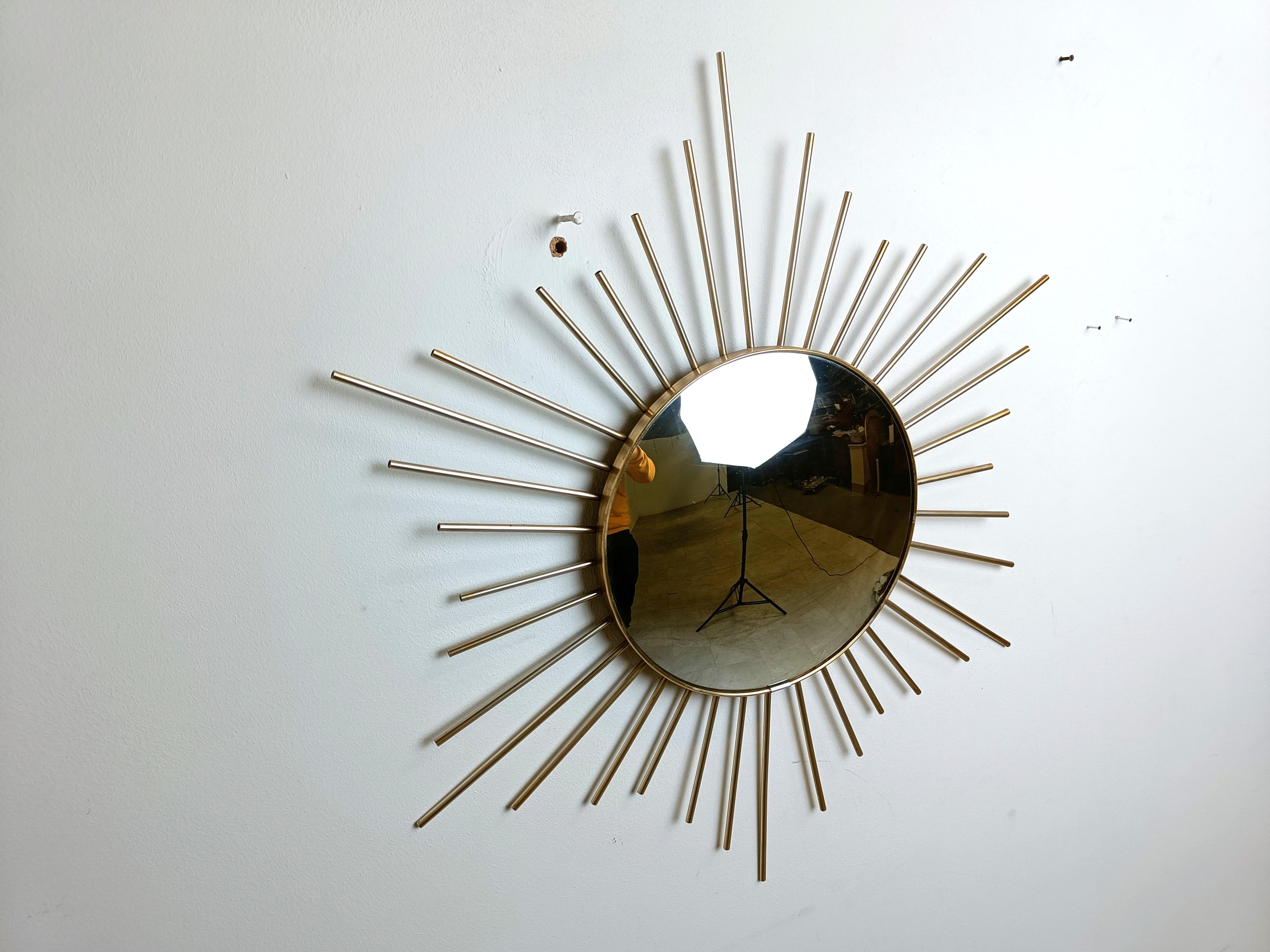 Specchio a fiore o a raggiera in ottone della metà del secolo con vetro convesso.

Questo specchio si adatta alla maggior parte degli interni ed è un complemento perfetto per gli interni in stile regency.

Buone condizioni.

Francia - Anni