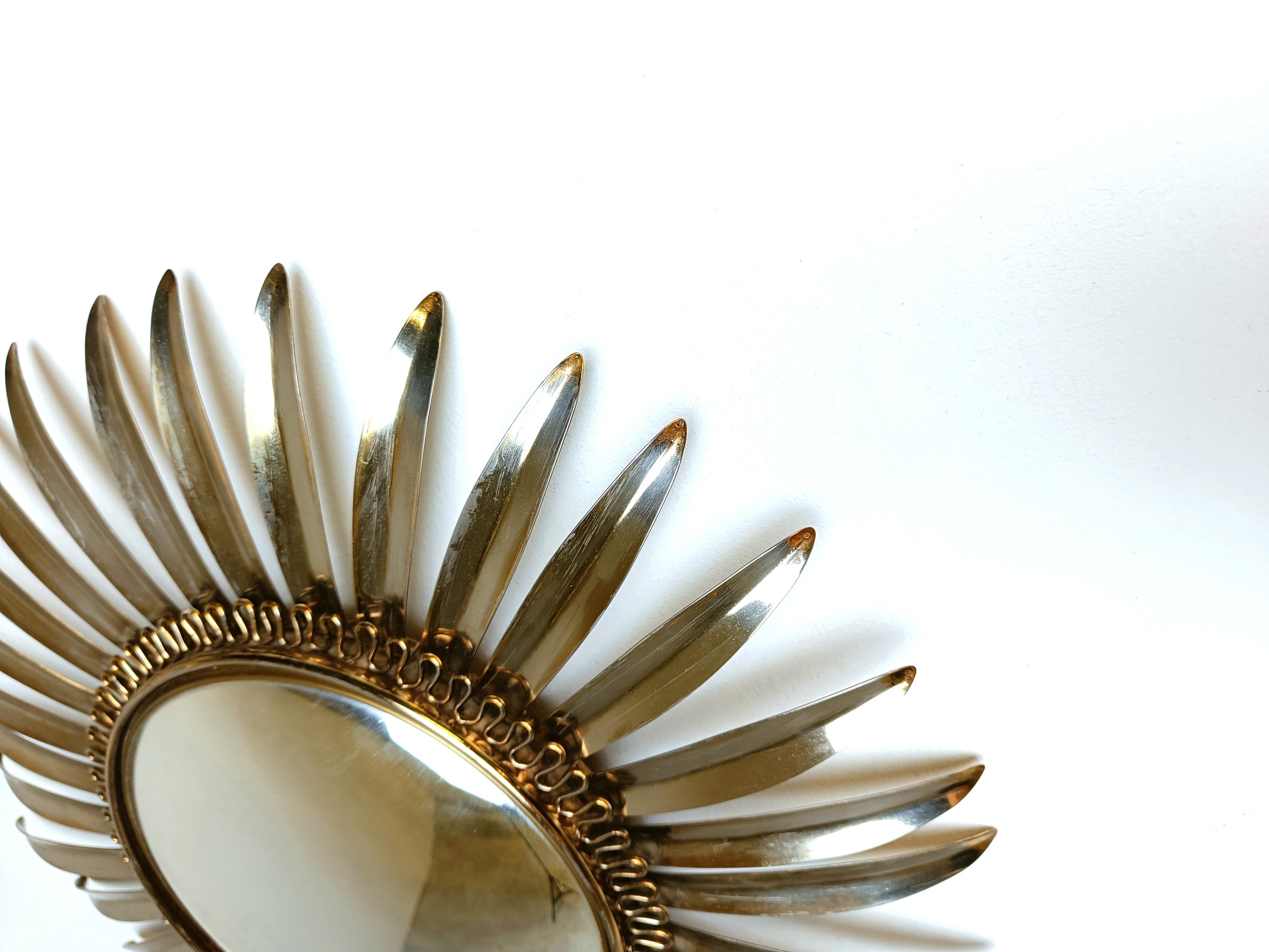 Specchio a fiore o a raggiera in ottone della metà del secolo con vetro convesso.

Questo specchio si adatta alla maggior parte degli interni ed è un complemento perfetto per gli interni in stile regency.

Lo specchio è realizzato in ottone.

Buone