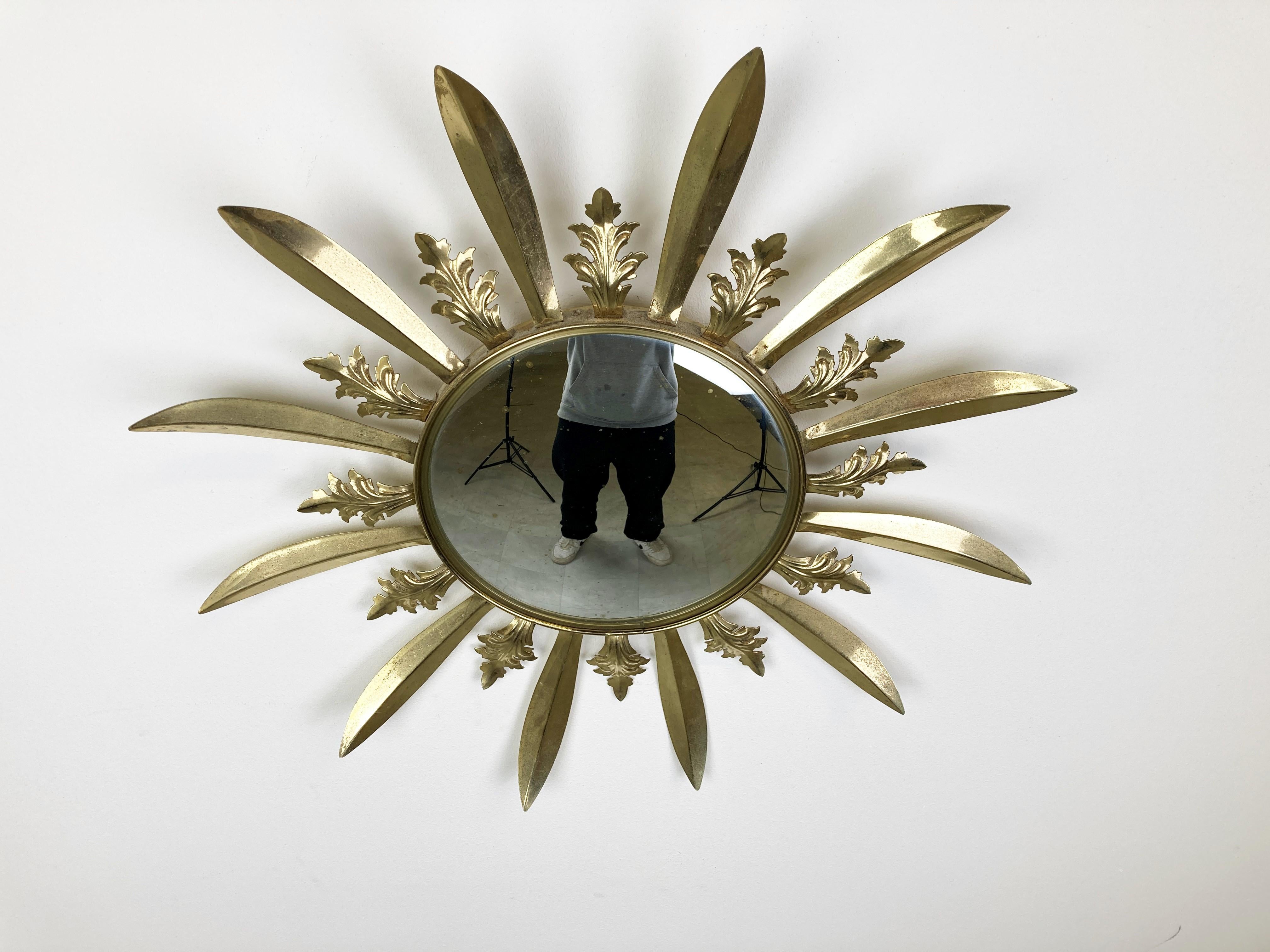 VIntage Spiegel mit Sonnenschliff aus Messing, 1970er Jahre (Hollywood Regency) im Angebot