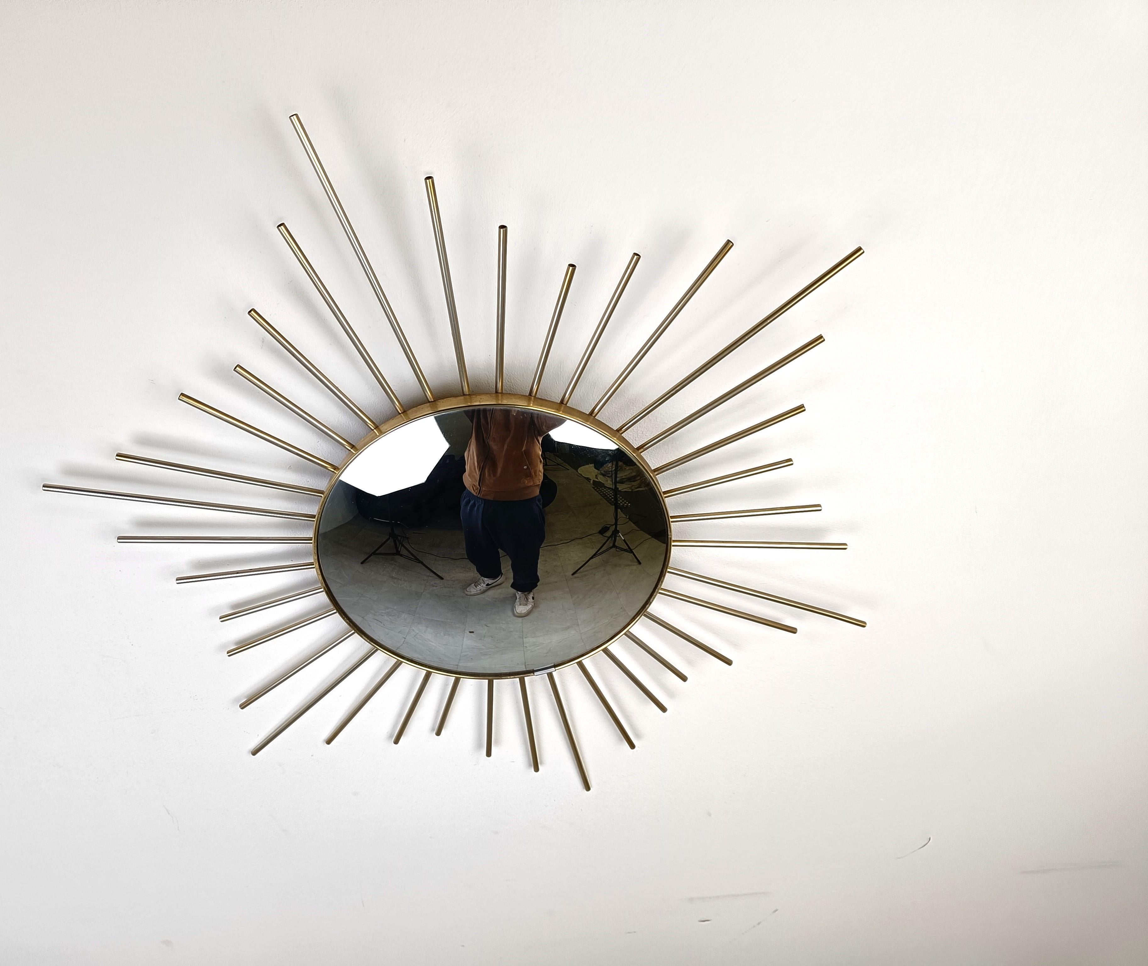 Spiegel mit Sonnenschliff aus Messing, 1970er Jahre im Zustand „Hervorragend“ in HEVERLEE, BE