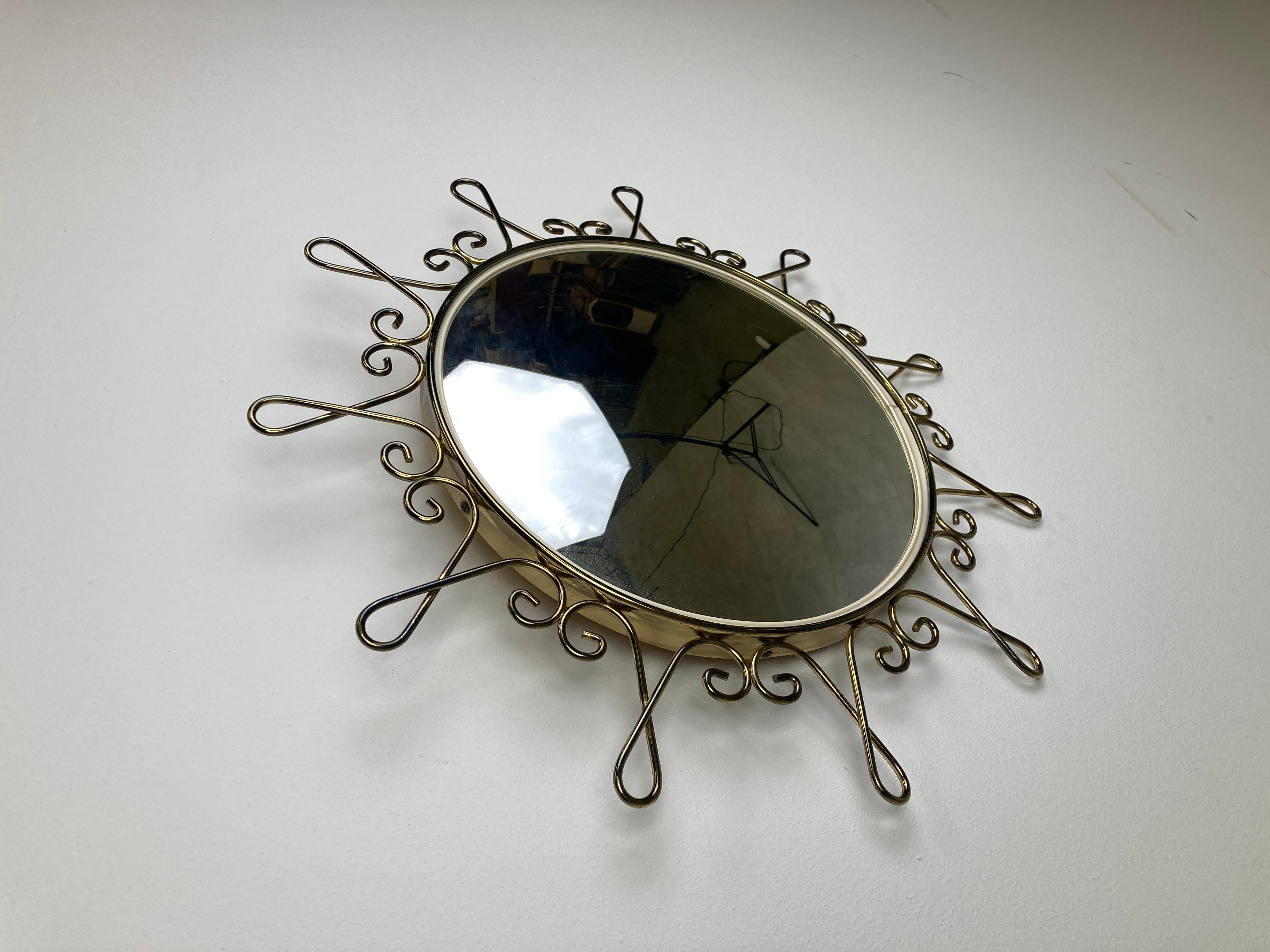 Fin du 20e siècle Miroir vintage en laiton en forme de soleil 1970 en vente