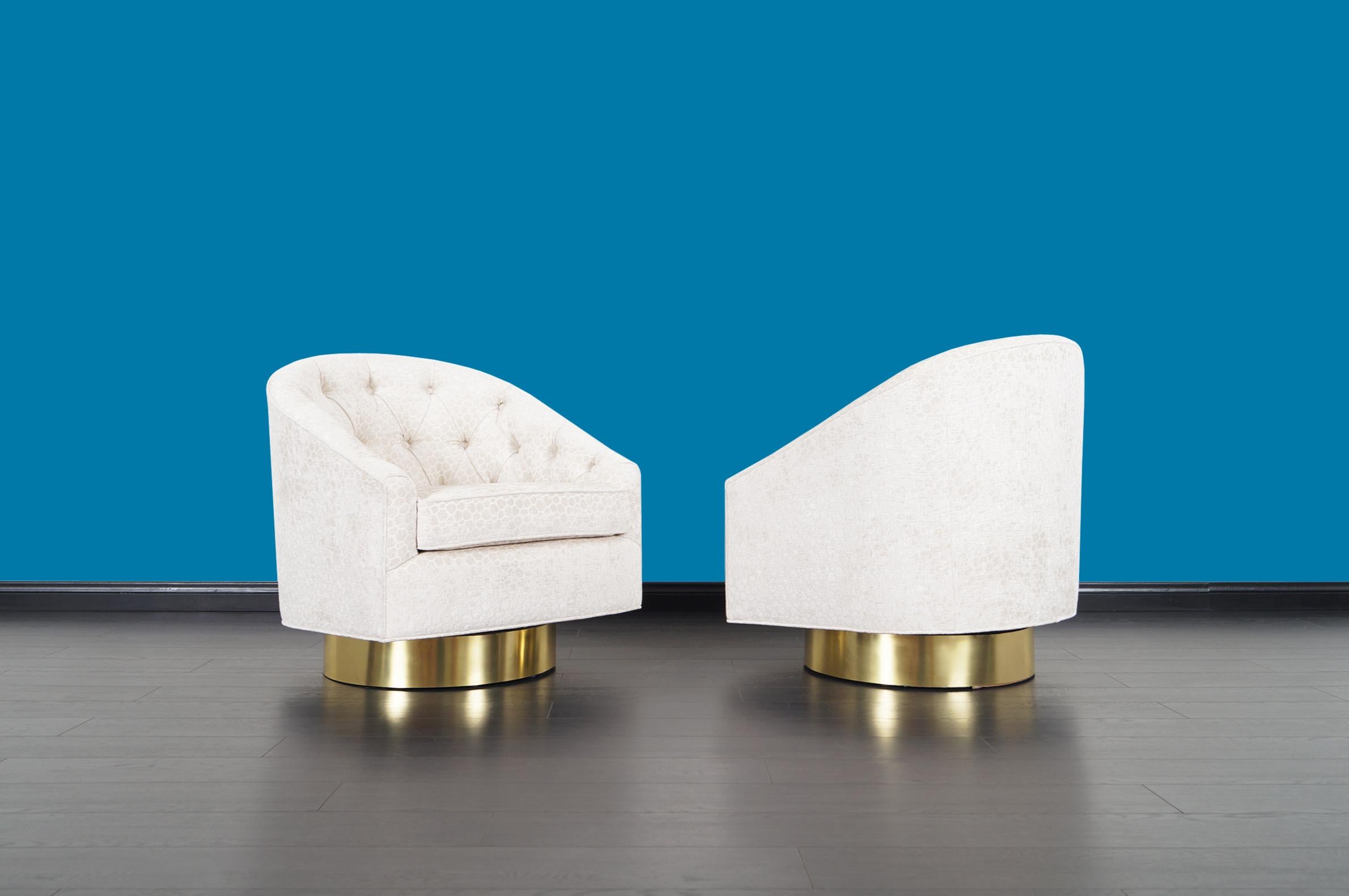 Exceptionnelle paire de chaises longues pivotantes vintage attribuée à Milo Baughman, conçue et fabriquée aux États-Unis, vers les années 1960. Chaque chaise a été retapissée de manière professionnelle dans un velours doux et personnalisé, qui