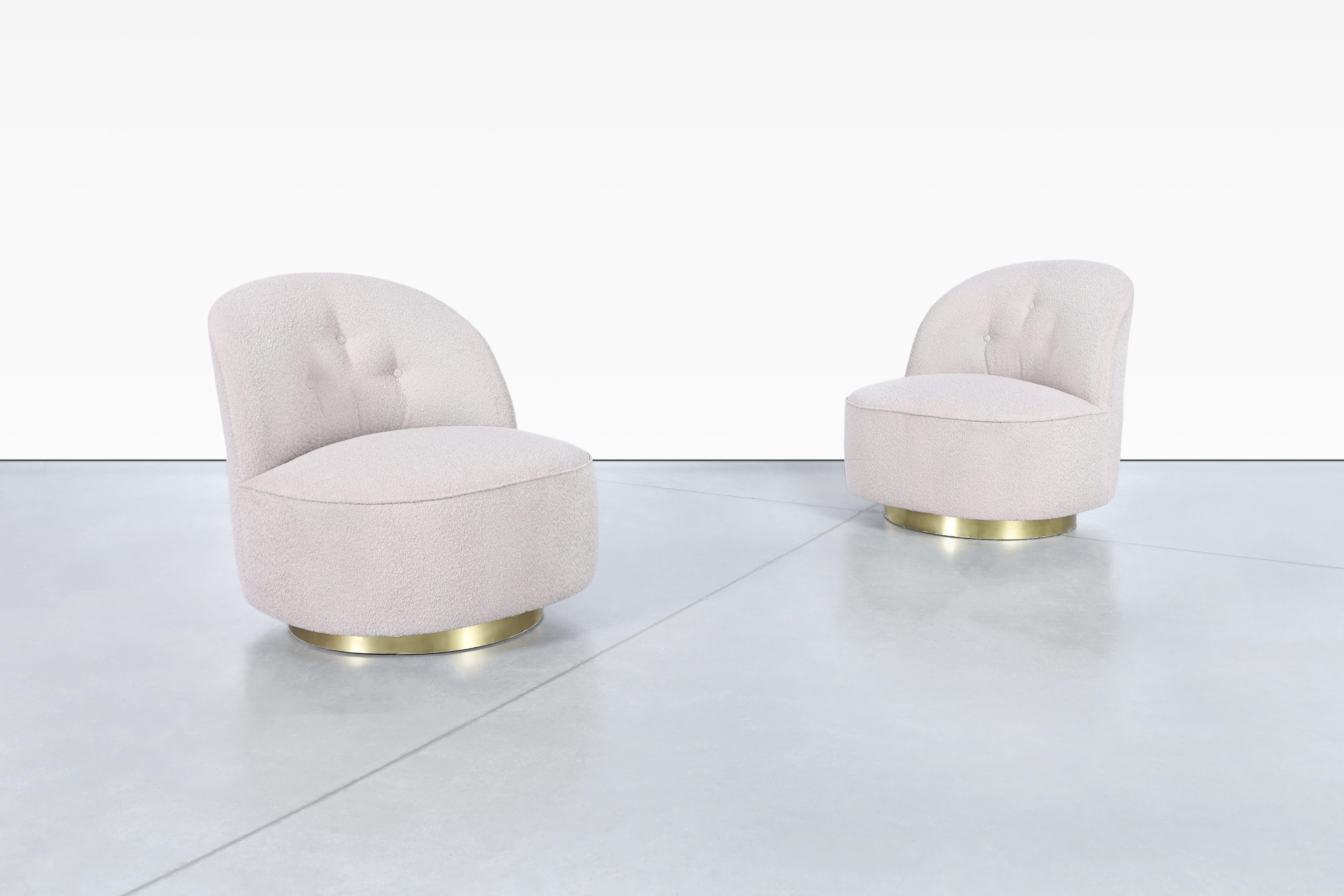 Magnifiques chaises longues pivotantes en laiton de style moderne du milieu du siècle, conçues aux États-Unis, vers les années 1980. Ces chaises ont un design circulaire sans bords prononcés, où la grâce de leur silhouette ressort. Nos artisans