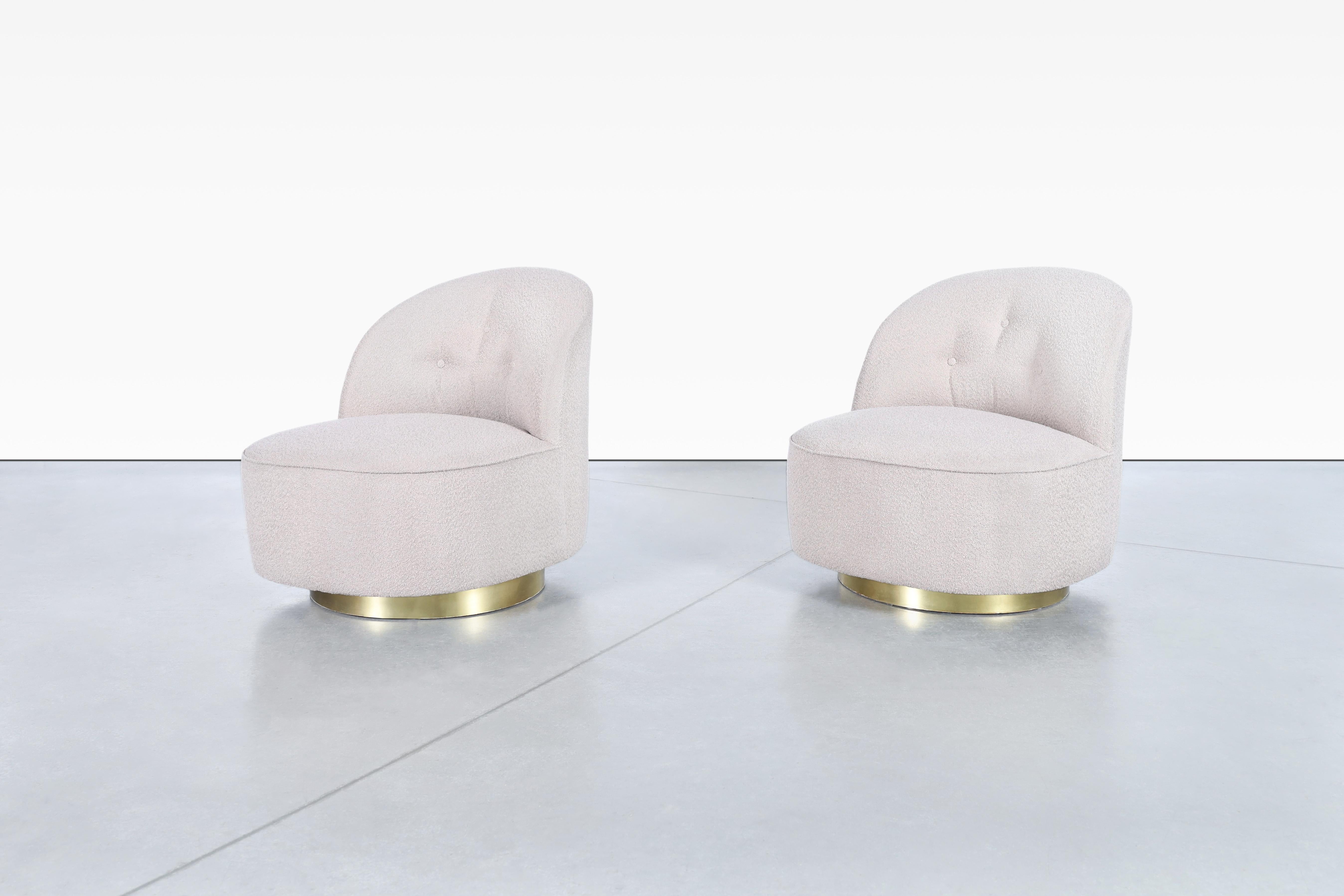 Mid-Century Modern Chaises longues pivotantes en laiton en vente