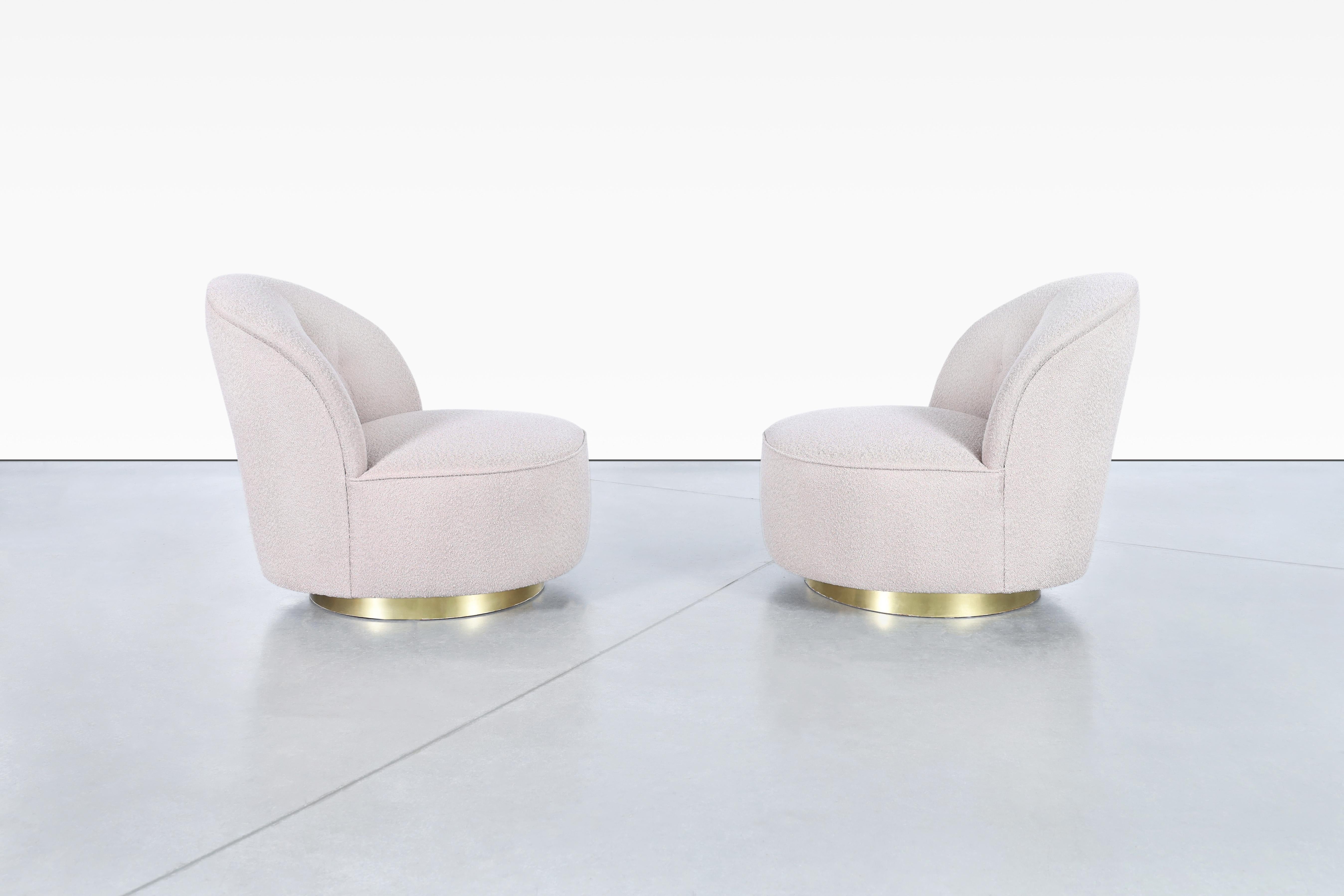 Américain Chaises longues pivotantes en laiton en vente