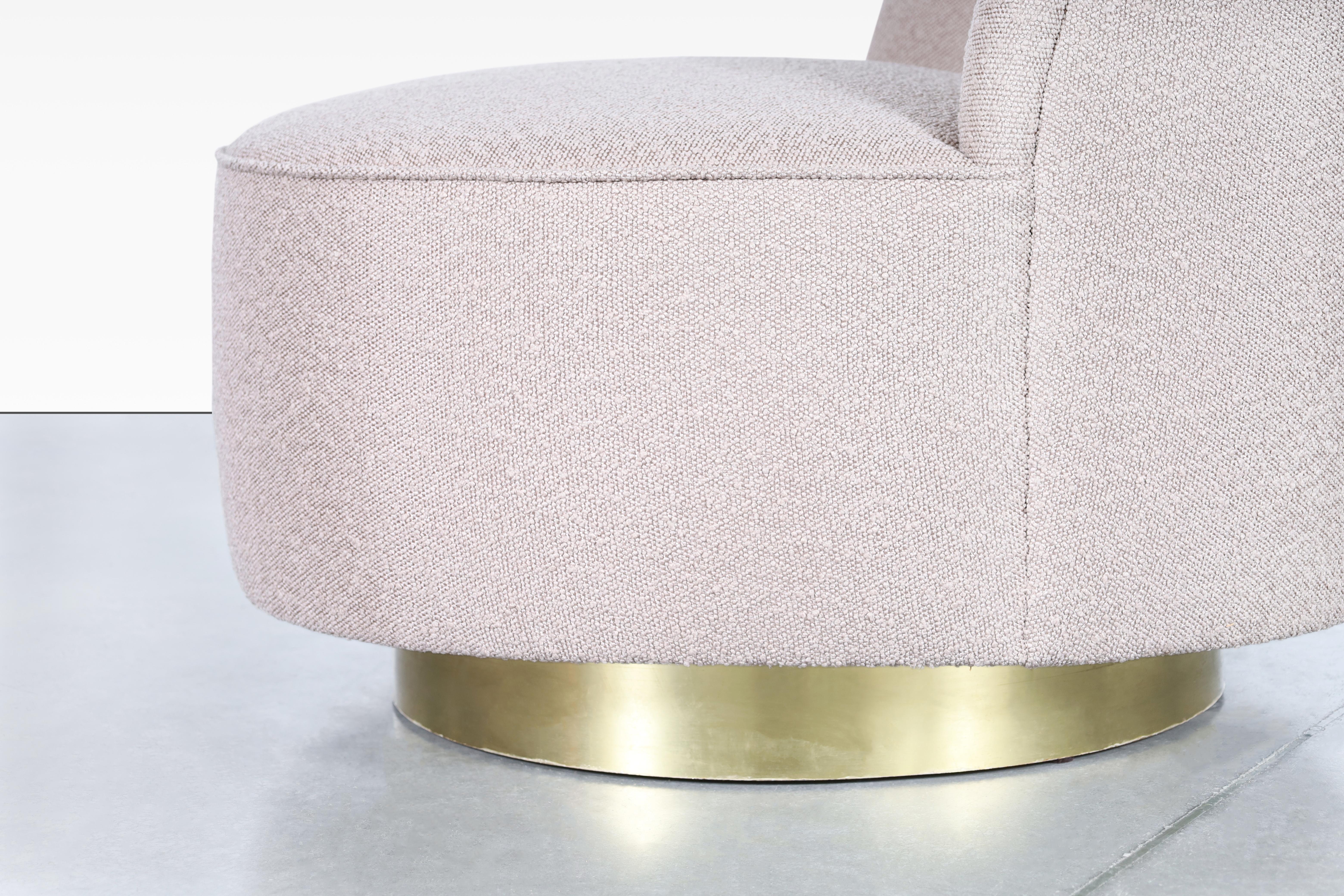 Chaises longues pivotantes en laiton en vente 2