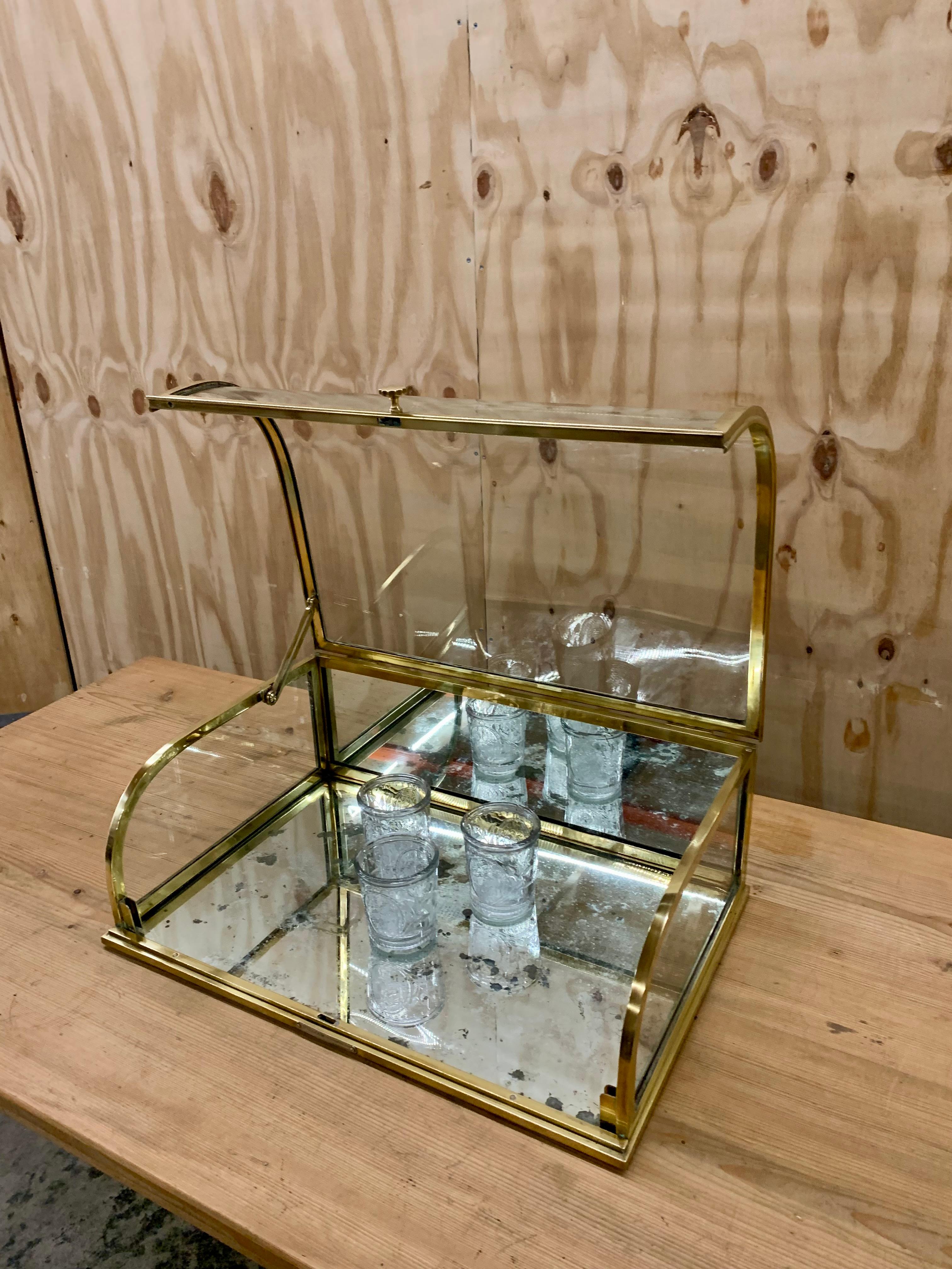 Vitrina de mesa de latón vintage - Vitrine en venta 4