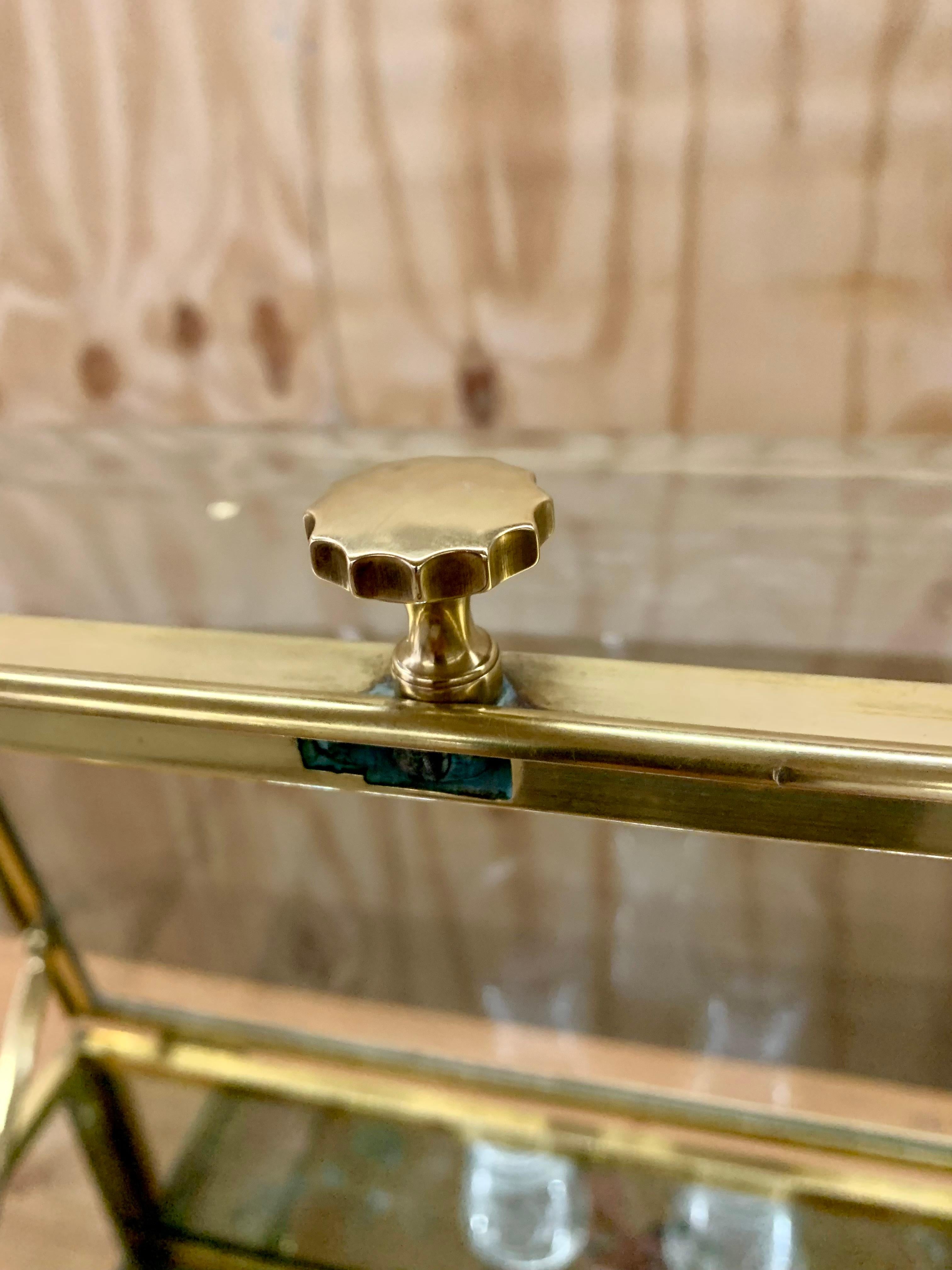 Vitrina de mesa de latón vintage - Vitrine en venta 5