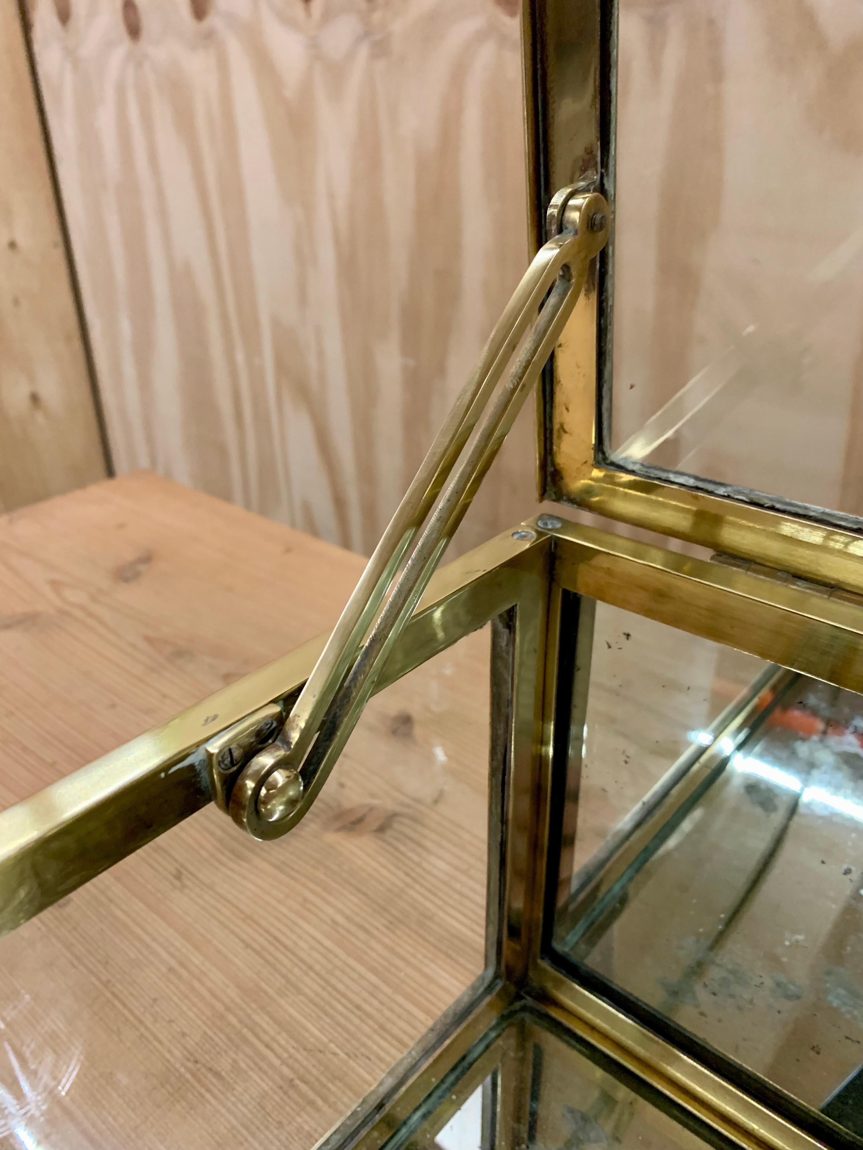 Vitrina de mesa de latón vintage - Vitrine en venta 6