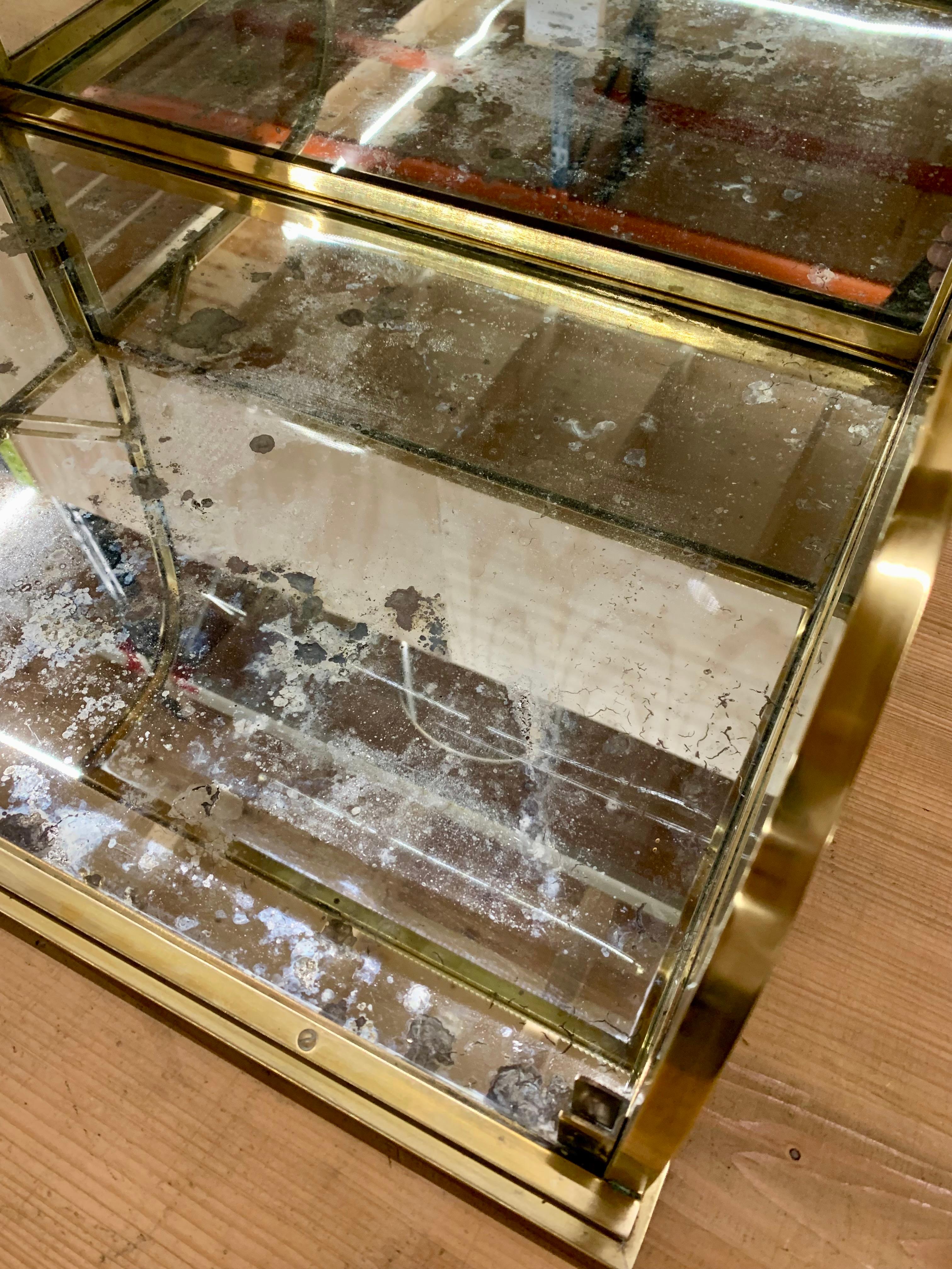 Vitrina de mesa de latón vintage - Vitrine en venta 9