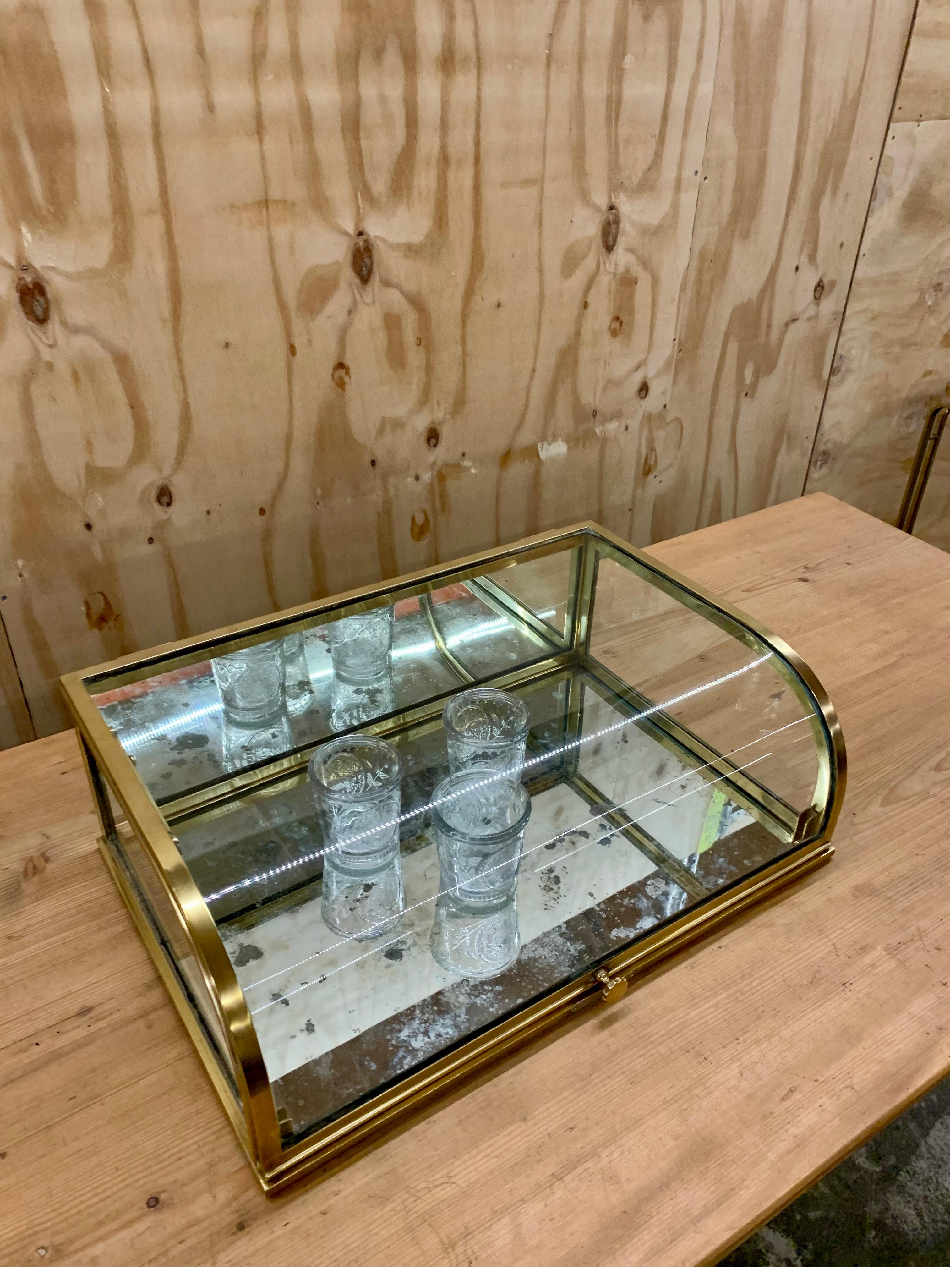 Preciosa vitrina de mesa antigua francesa de latón - vitrine. La tapa se puede fijar en posición abierta y se puede bloquear girando el pomo de la tapa. Realizado por el fabricante William en la Rue du Chemin Vert, en París.

