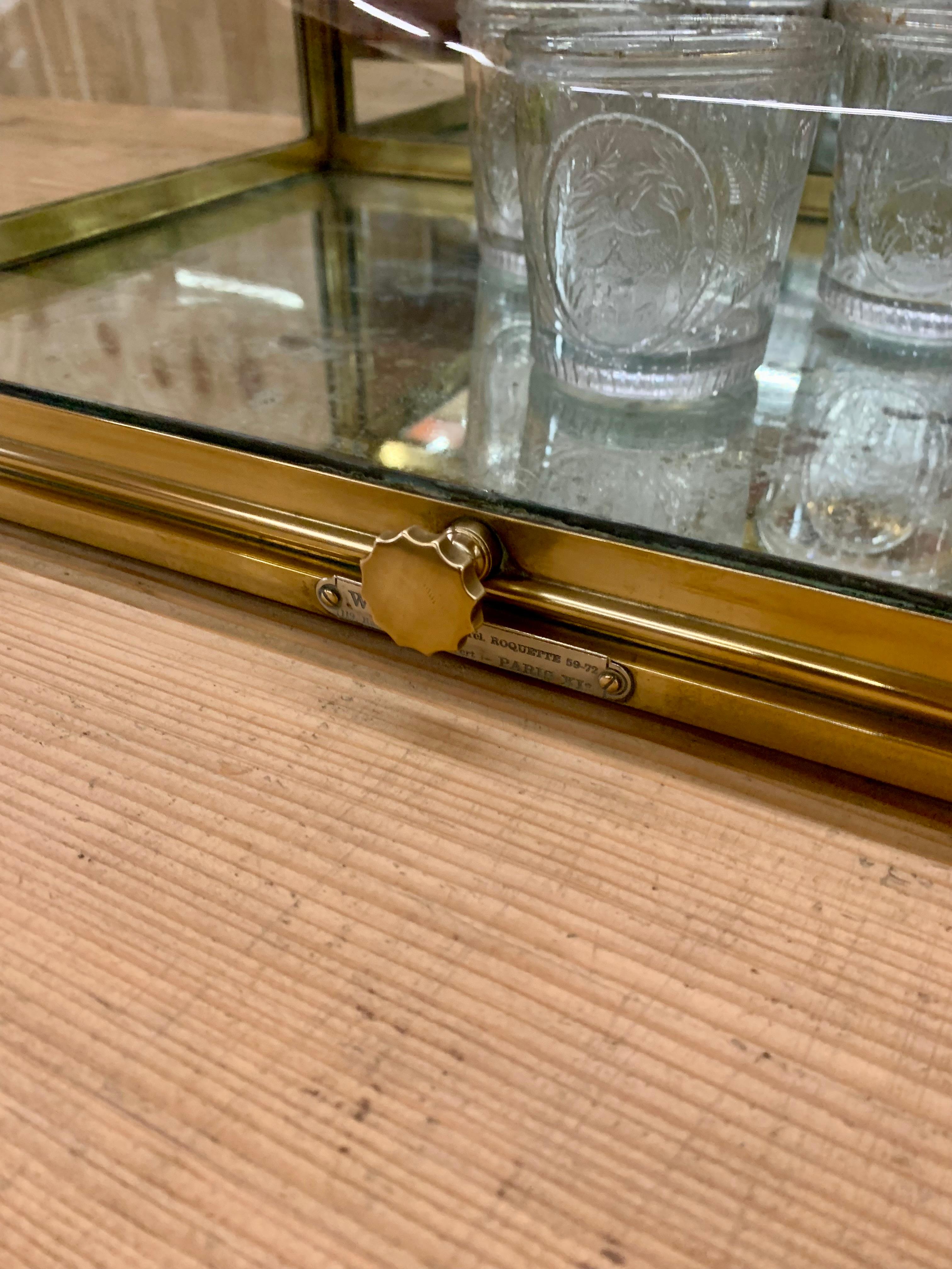 Vitrina de mesa de latón vintage - Vitrine principios del siglo XX en venta