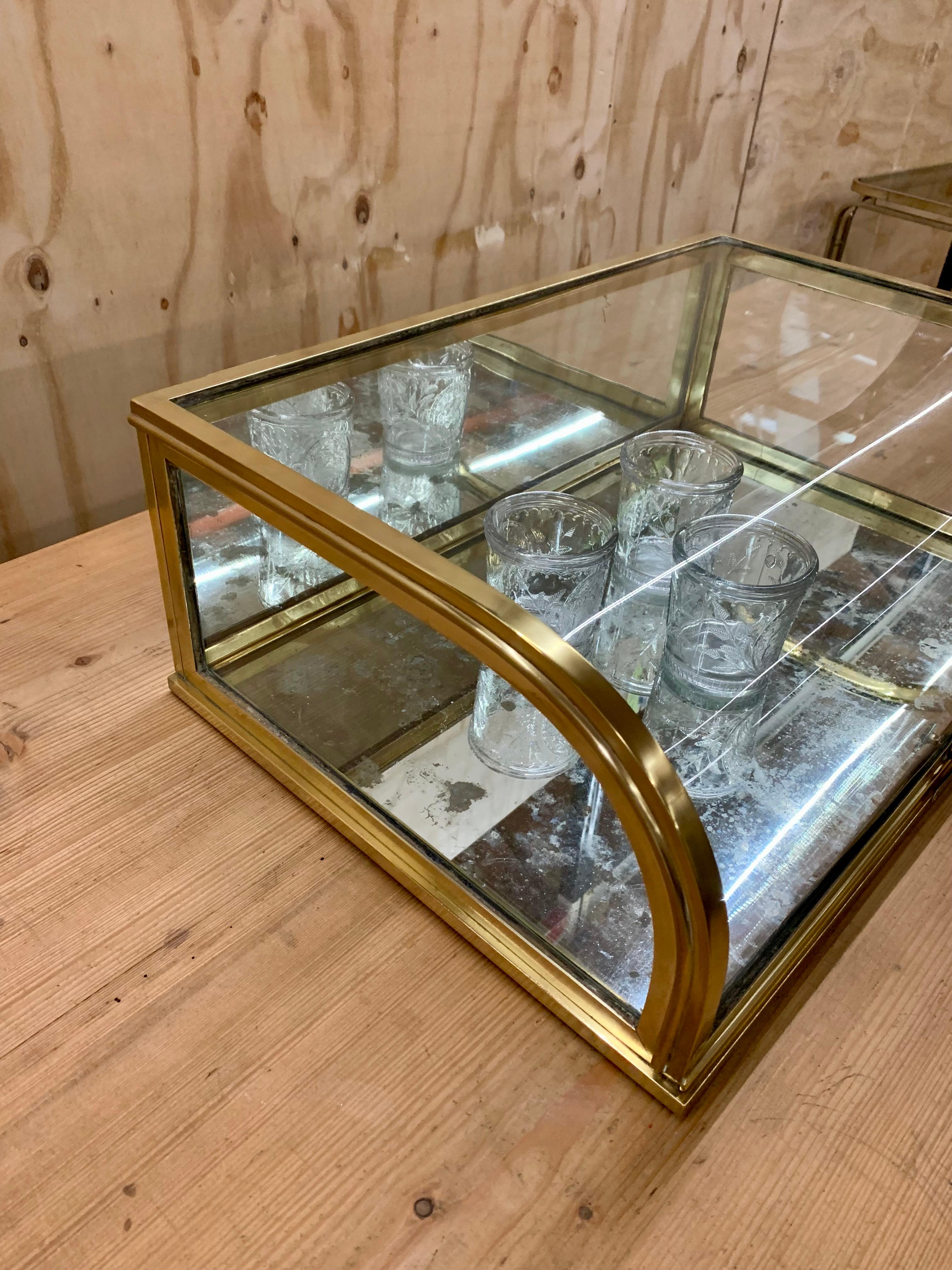 Vitrina de mesa de latón vintage - Vitrine en venta 2