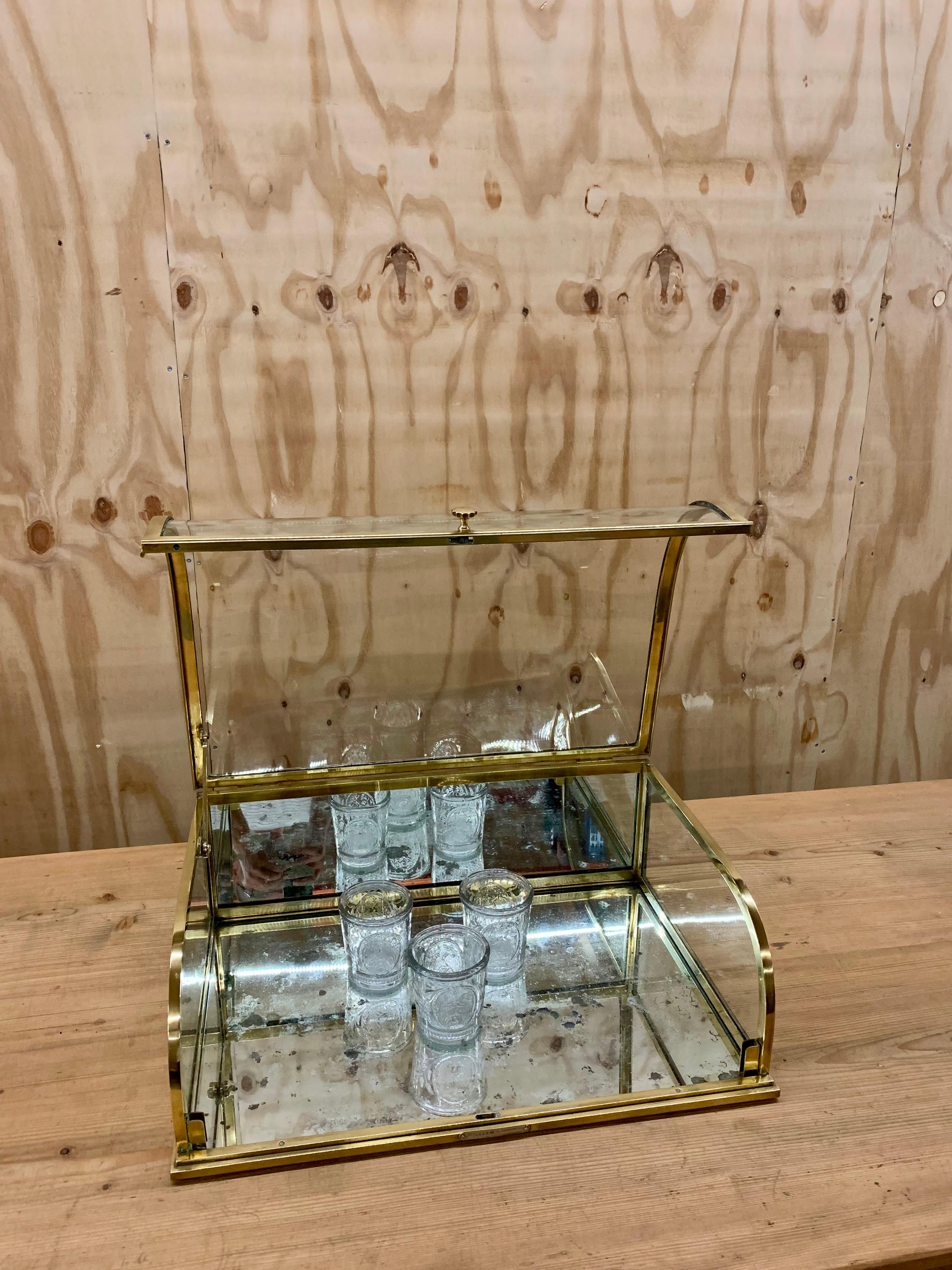 Vitrina de mesa de latón vintage - Vitrine en venta 3