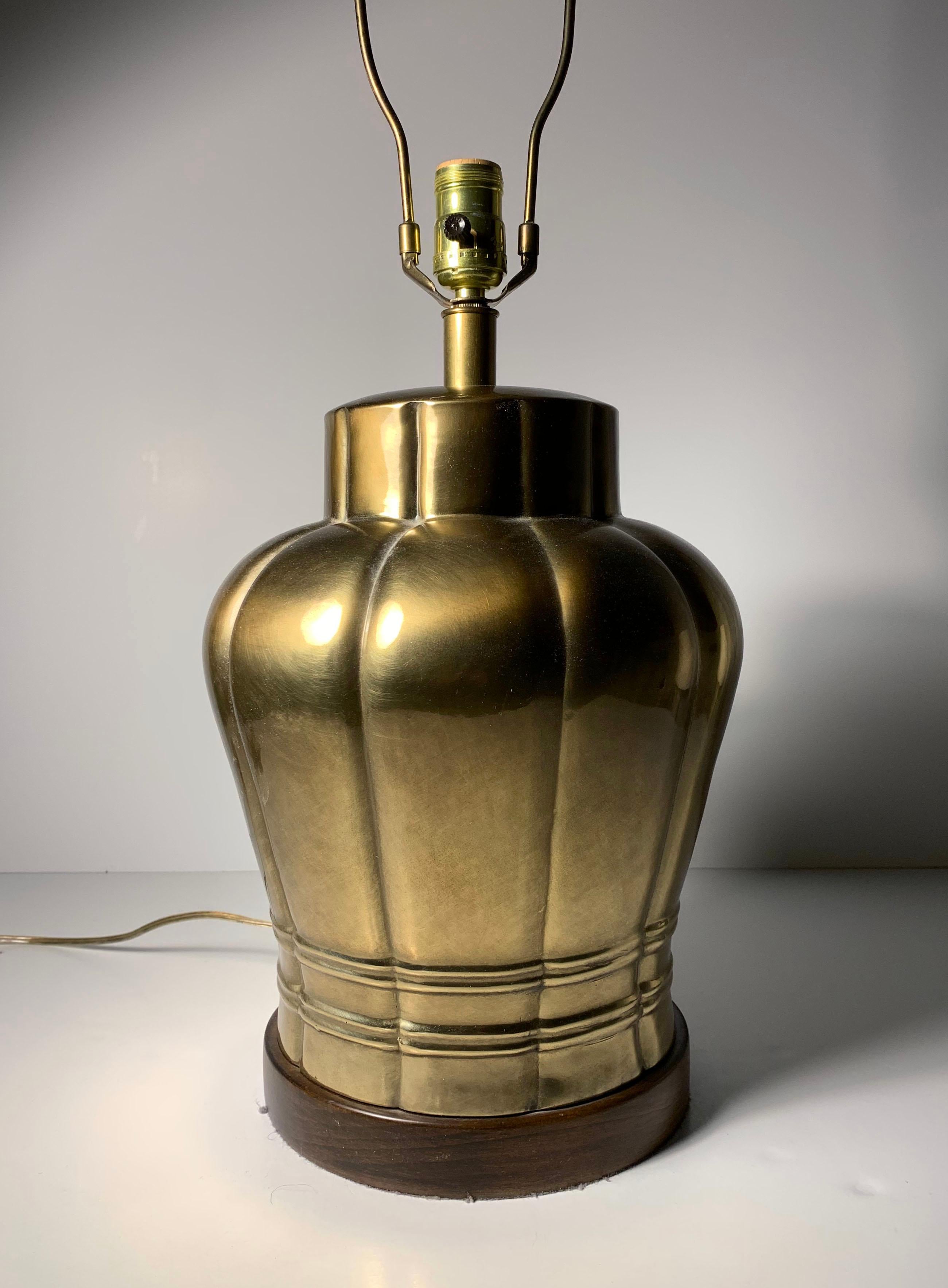 Américain Paire de lampes de bureau vintage en laiton par Frederick Cooper en vente