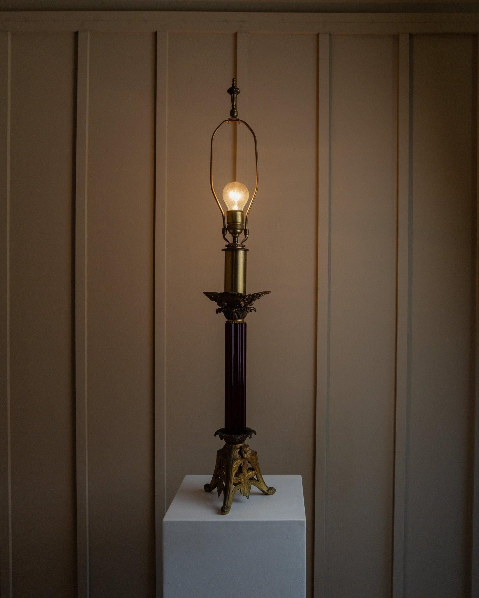 Lámpara de sobremesa vintage de latón, lámpara clásica de diseño Imperio de 1910 en estilo Hollywood Regency, fabricada en EE.UU.

Esta enorme e impresionante lámpara de sobremesa de latón con columna de cristal rojo oscuro es tan grande que también