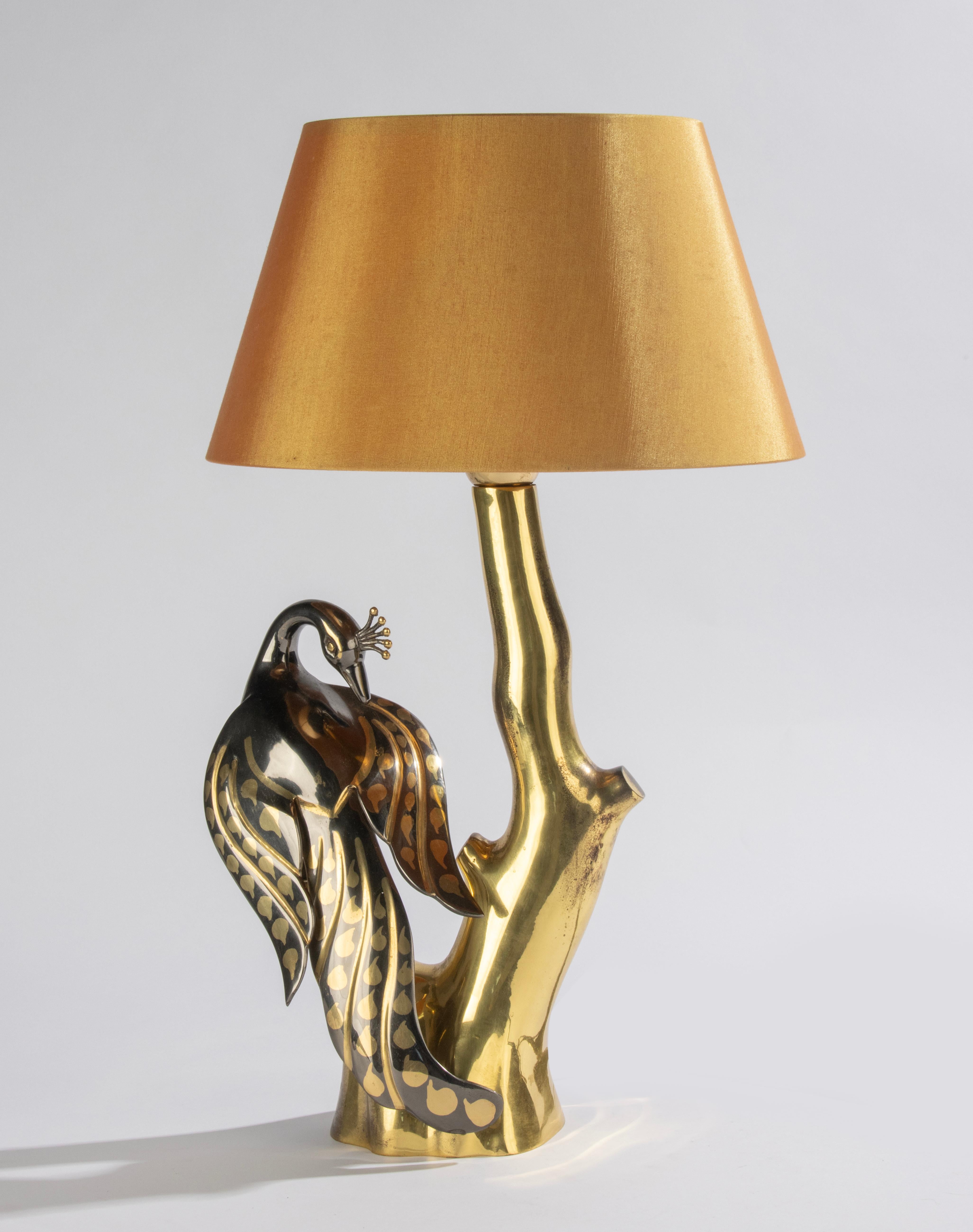 A beautiful brass table lamp with a peacock, by the Belgian designer Willy Daro.
The lamp is beautifully patinated. With beautiful hood, covered with yellow fabric.
The lamp was produced by the Belgian maker Massive.
The lamp is in good condition