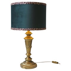 Lampe de table vintage en laiton avec abat-jour en velours vert personnalisé et détail de panthère