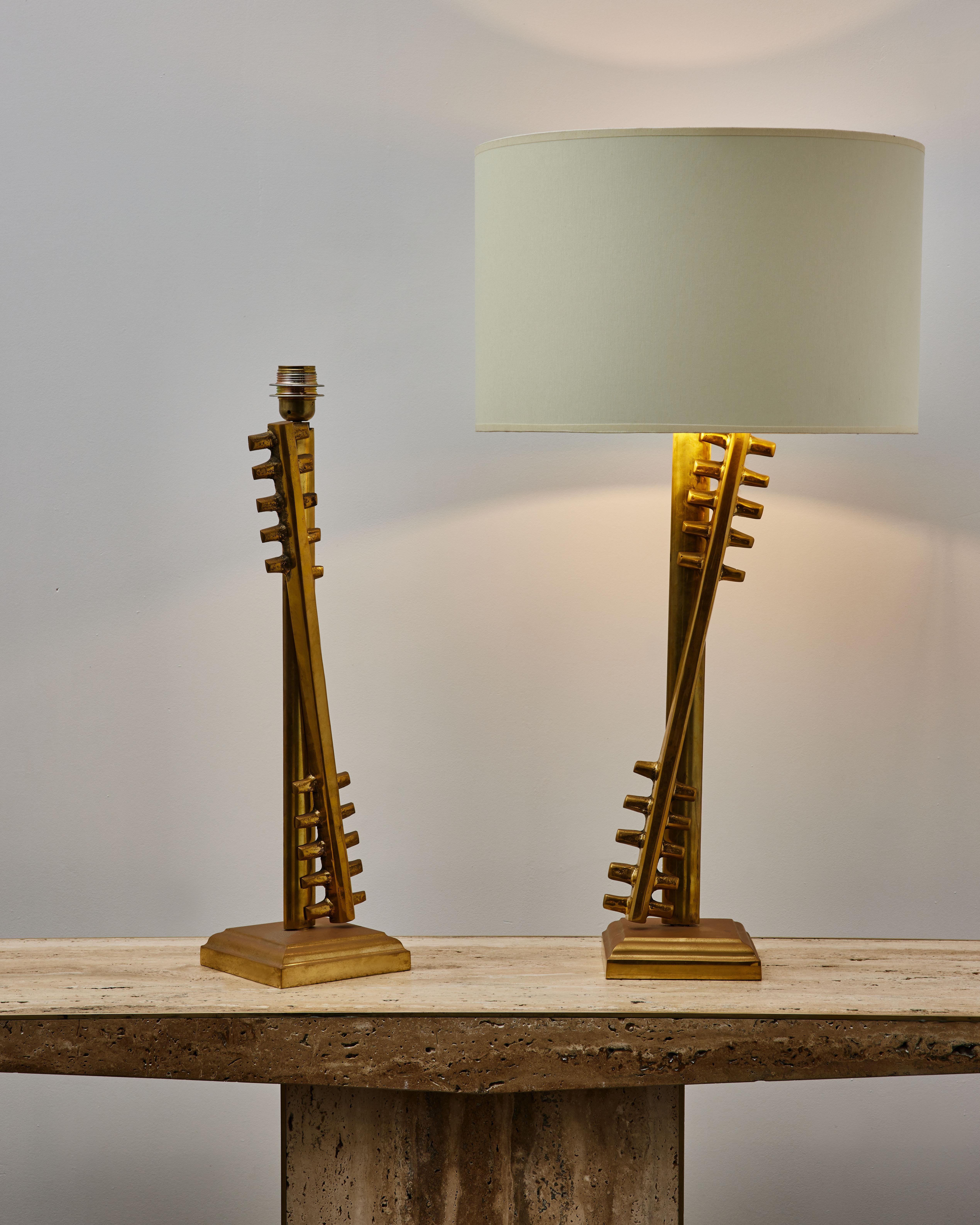 Hervorragendes Paar von Vintage-Tischlampen aus gemeißeltem Messing.
Neu verkabelt.
Frankreich, 1980er Jahre

Preis und Abmessungen ohne Schirme.