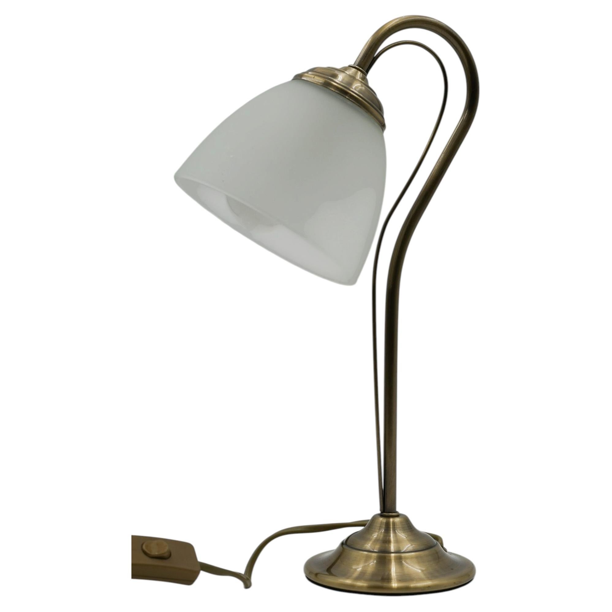 VINTAGE BRASS TABLE OR DESK LAMP WITH LIGHT SWiTCH For Sale