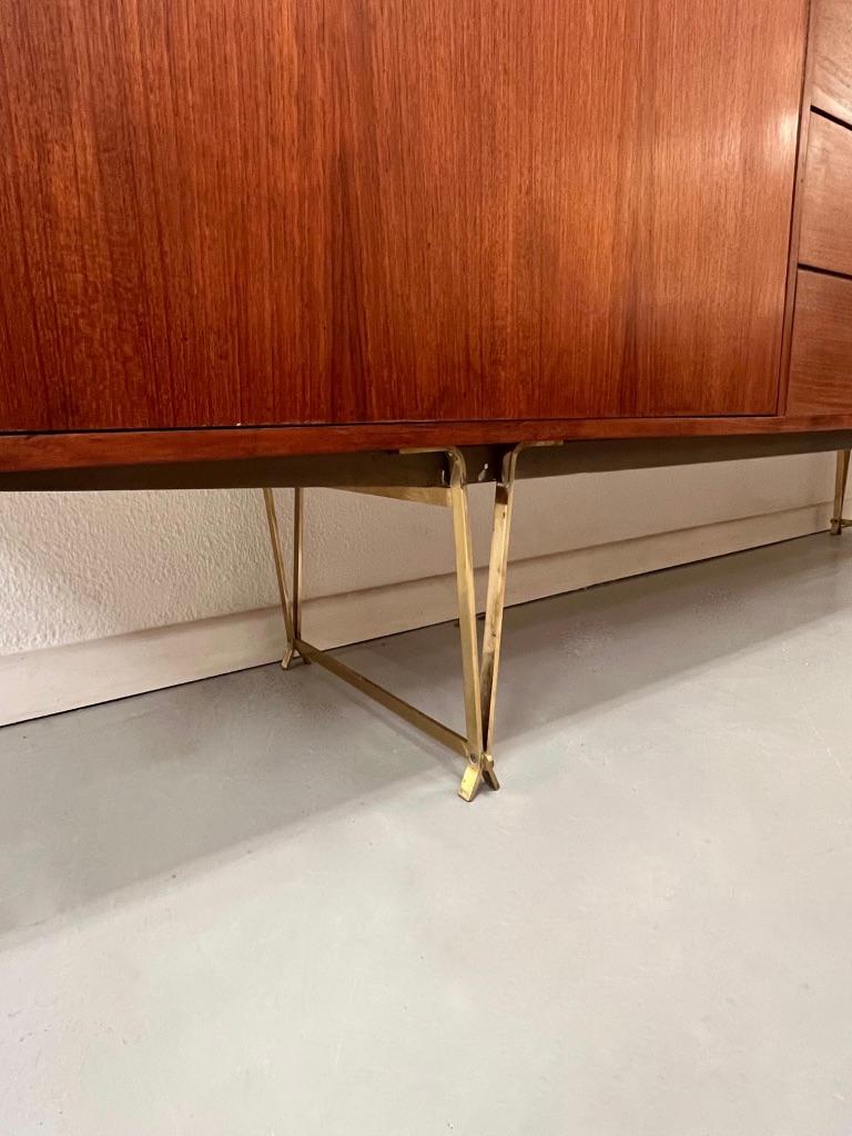 Vintage Brass & Teak Sideboard by William Watting for Fristho, Netherlands 1955 In Good Condition For Sale In Geneva, CH