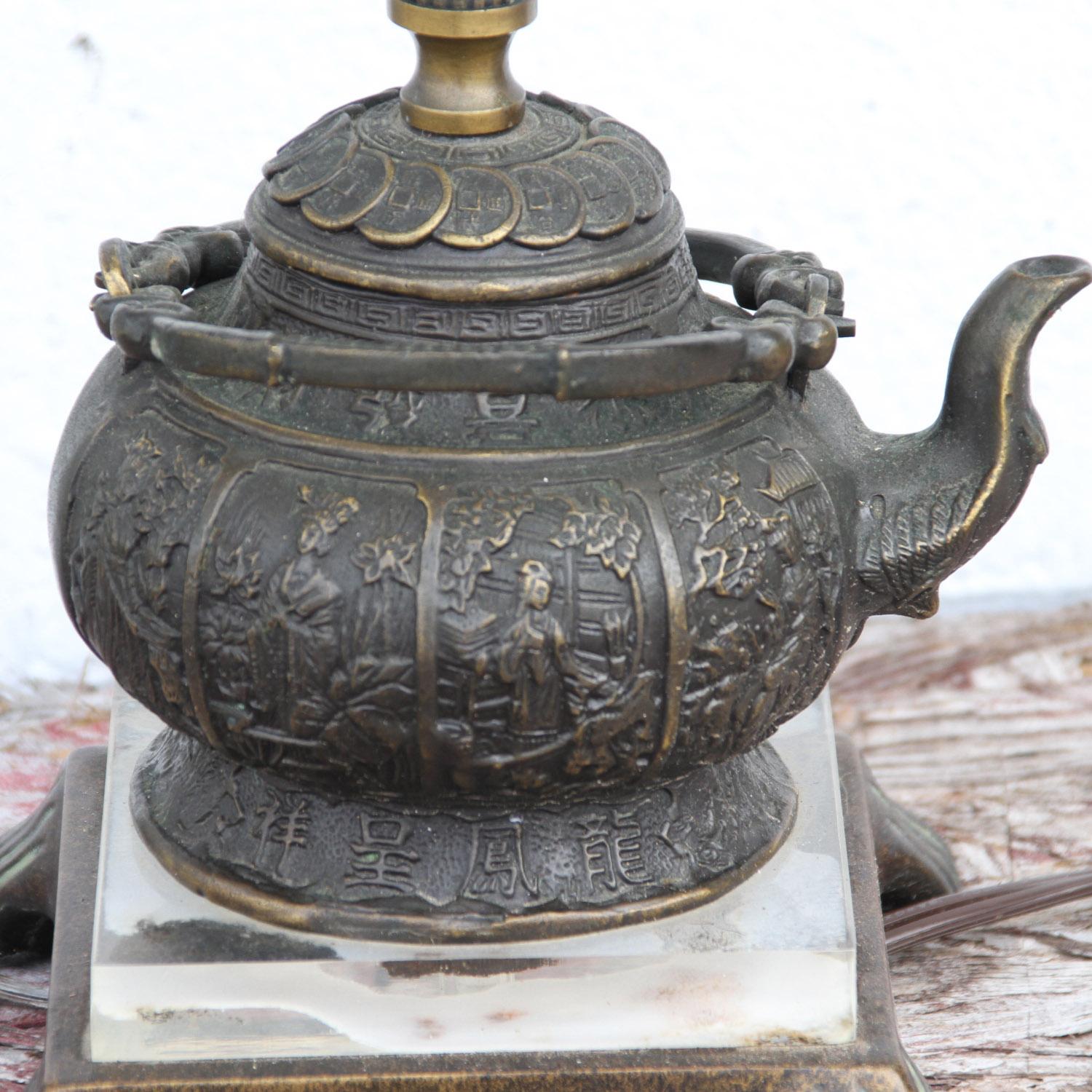 Lámpara de sobremesa de latón con tetera by Quoizel


Esta lámpara única tiene una tetera de metal con 1 asa sobre una base de lucite.
La parte superior de la lámpara tiene una pantalla decorativa de tela con adornos.
 
Medidas: con pantalla: 9