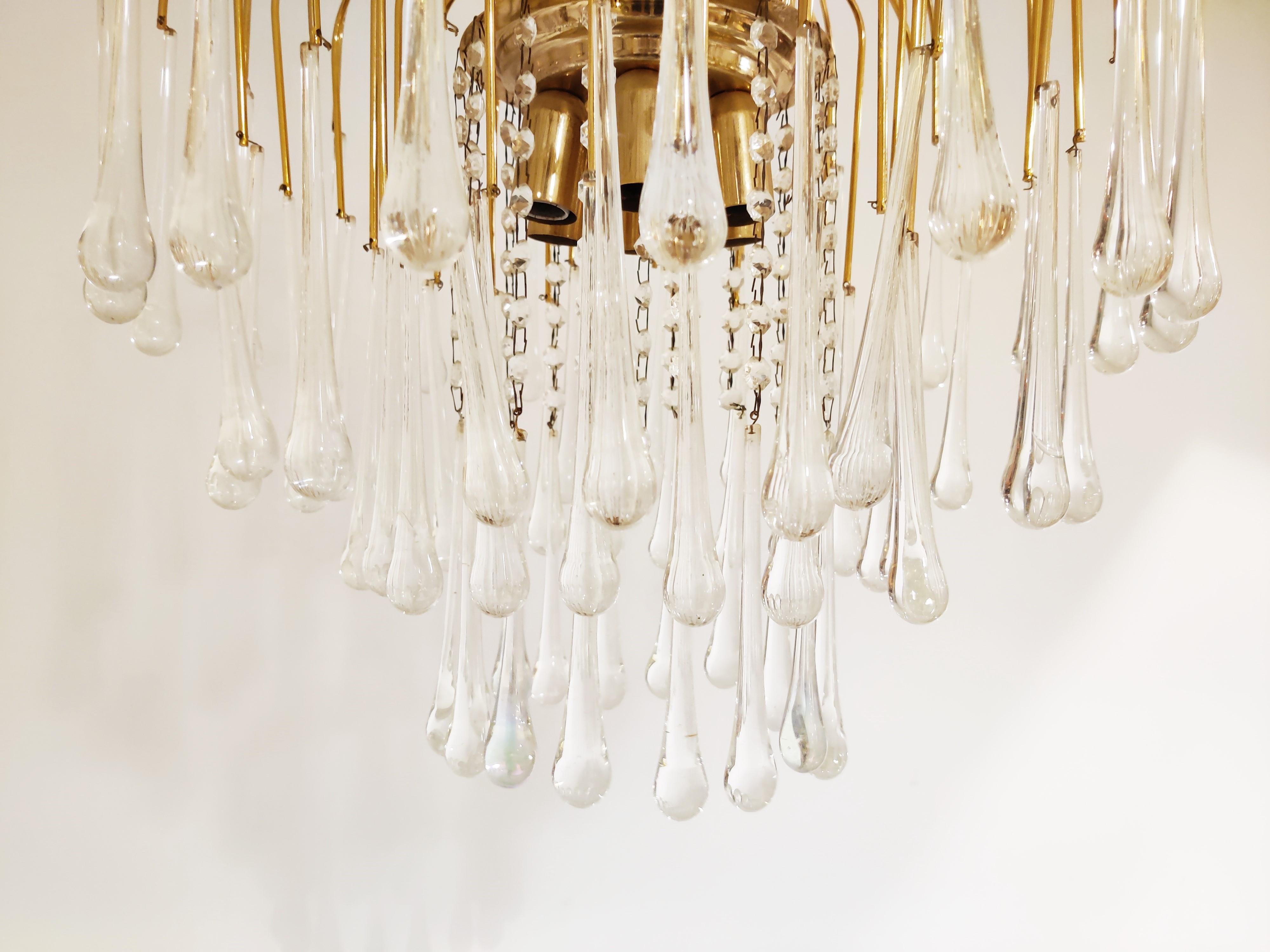 Elegant brass and murano crystal chandelier.

The lamp is decorated with handblown crystal murano teardrop glasses.

The chandelier emits a stunning light.

The lamp is fitted with 6 E14 light sockets.

It comes with its original chain and
