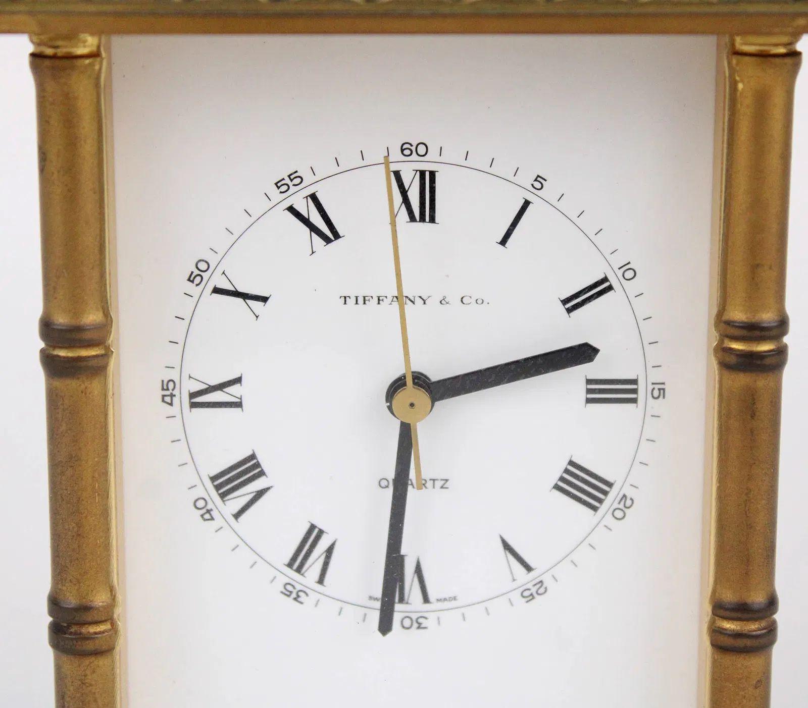 L'orologio da carrozza a forma di pagoda in ottone di Tiffany & Co. è un pezzo eccezionale che unisce il classico cronometraggio a una raffinata forma architettonica.  Modellato sullo stile di un tradizionale tetto a pagoda, l'orologio presenta