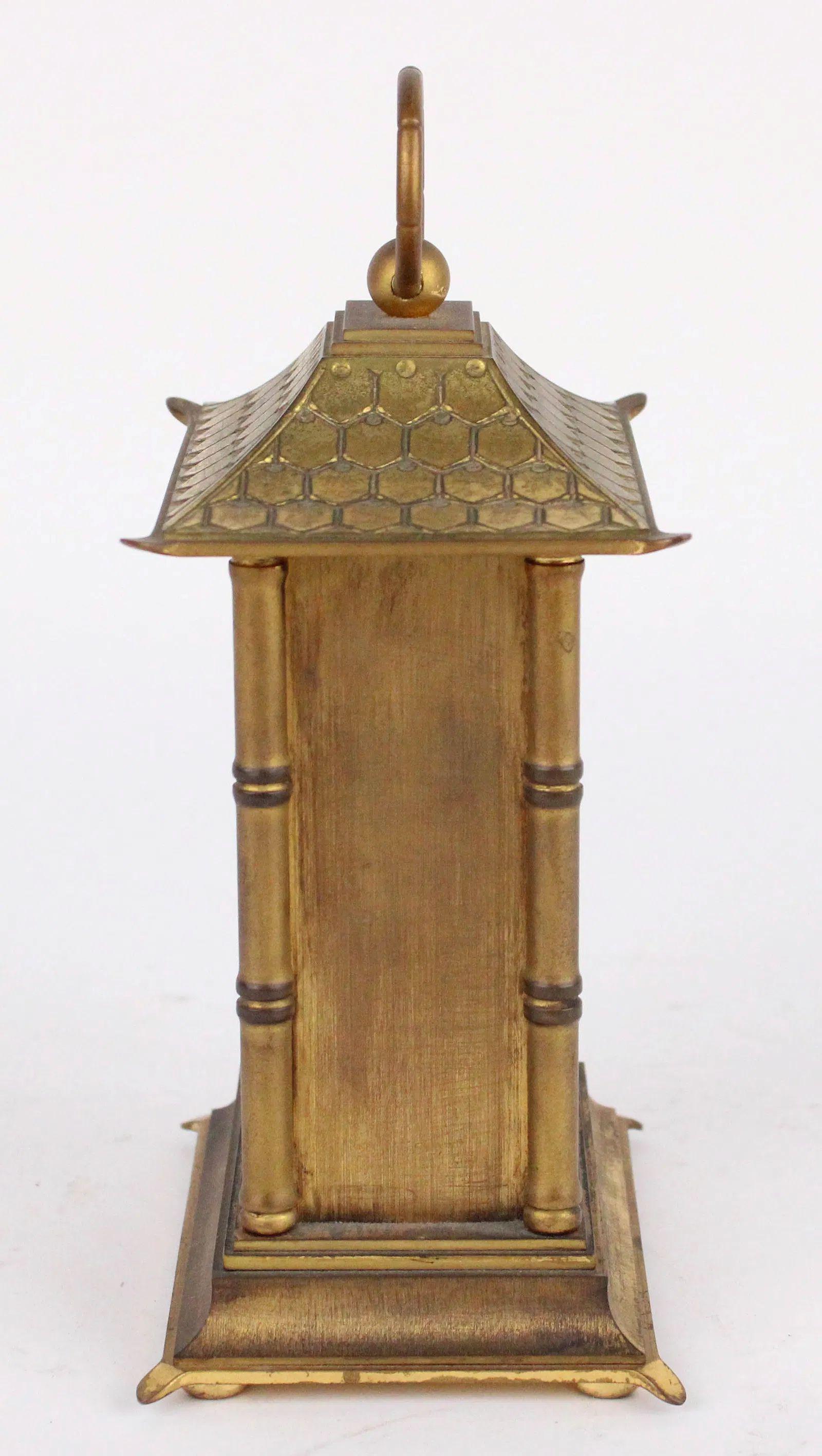 Americano Tiffany & Co. d'ottone d'epoca. Orologio a carrozza a forma di pagoda in vendita