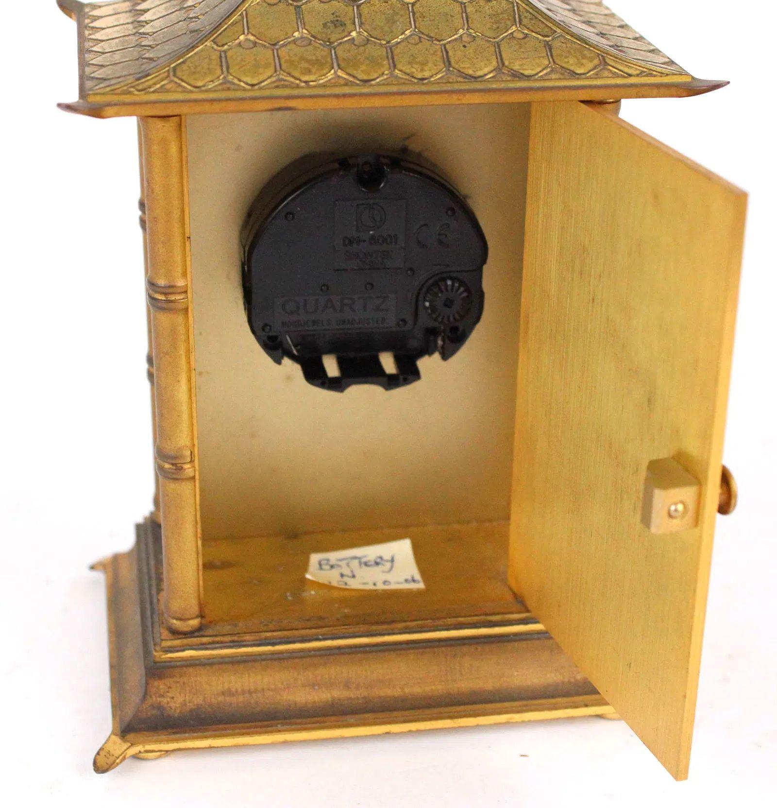 XX secolo Tiffany & Co. d'ottone d'epoca. Orologio a carrozza a forma di pagoda in vendita