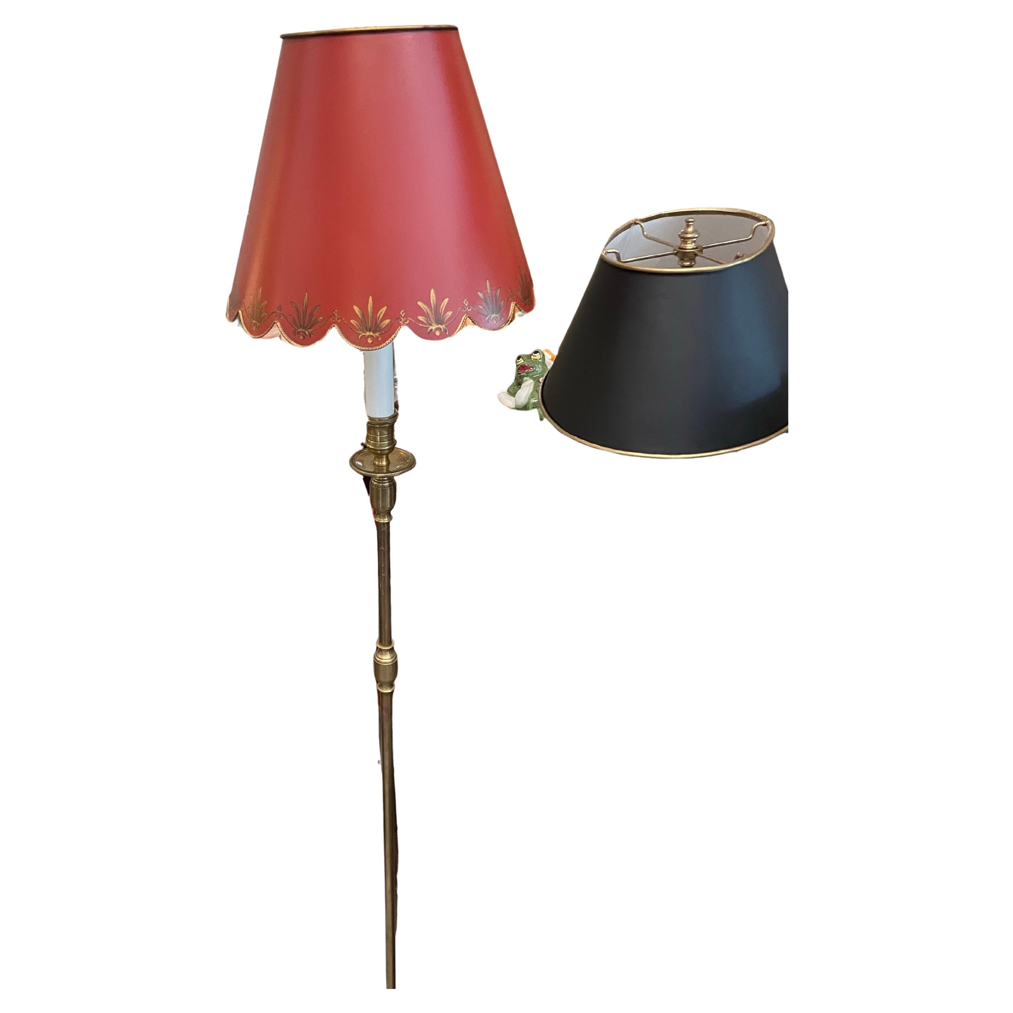 Lampada da terra classica in ottone con paralume in tole rosso dipinto a mano. Molto semplice ed elegante. 