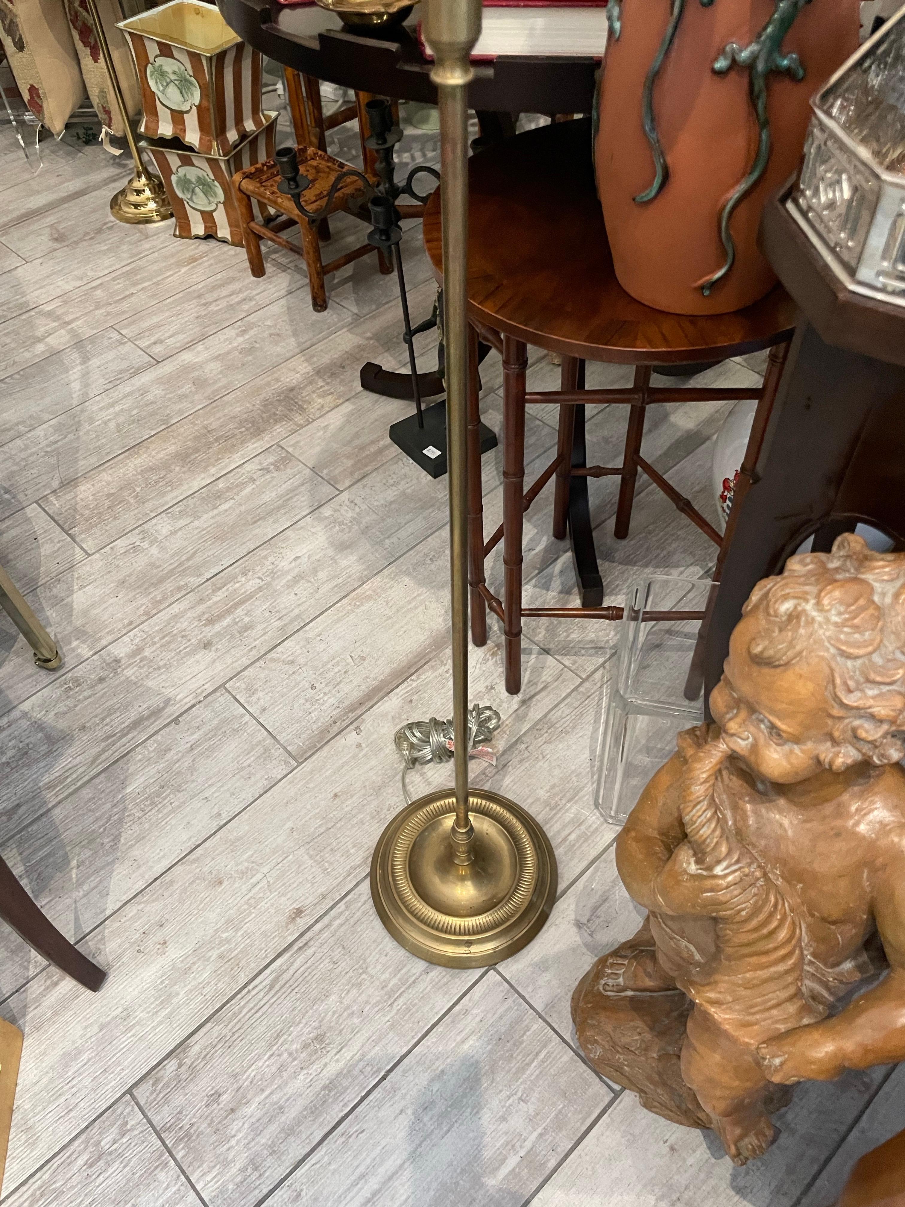 Ottone Lampada da terra in ottone e talpa vintage in vendita