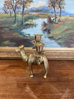 Candelabro Figurale a 3 luci di Camel in tonalità ottone vintage